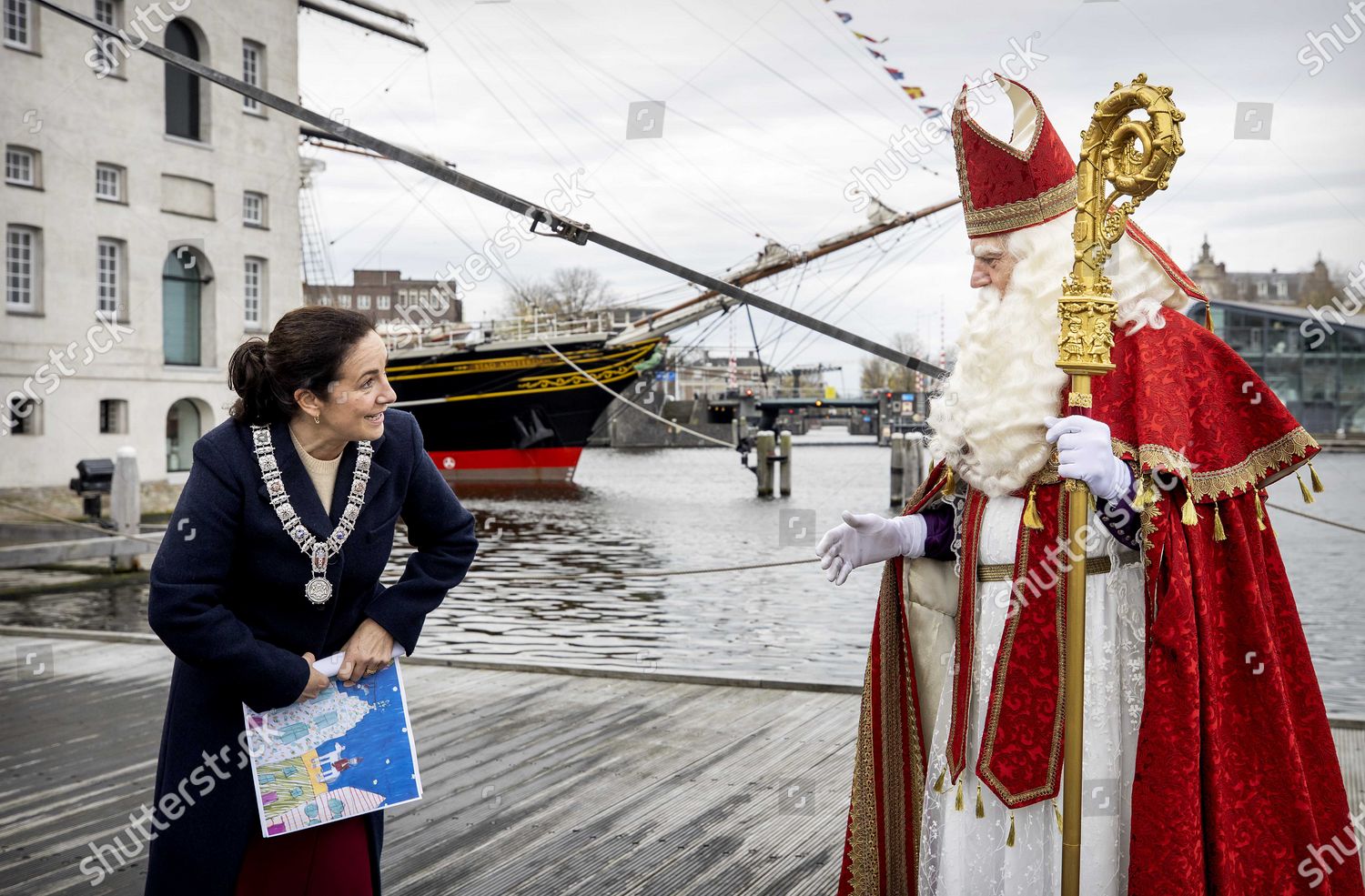 Amsterdam Mayor Femke Halsema L Hands Over Foto Editorial En Stock Imagen En Stock Shutterstock
