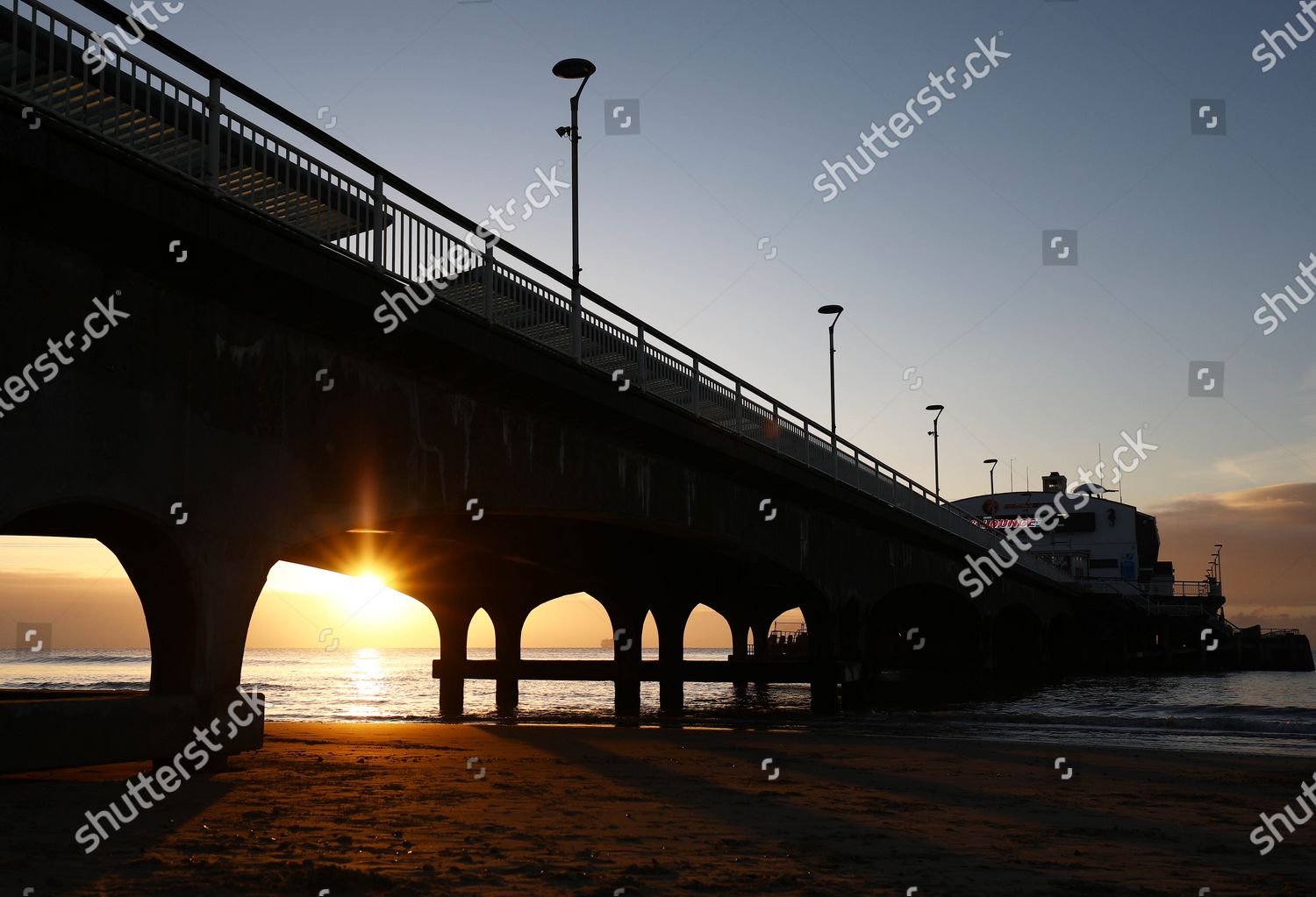 Sun Rises Bournemouth Beach Redaktionelles Stockfoto Stockbild Shutterstock