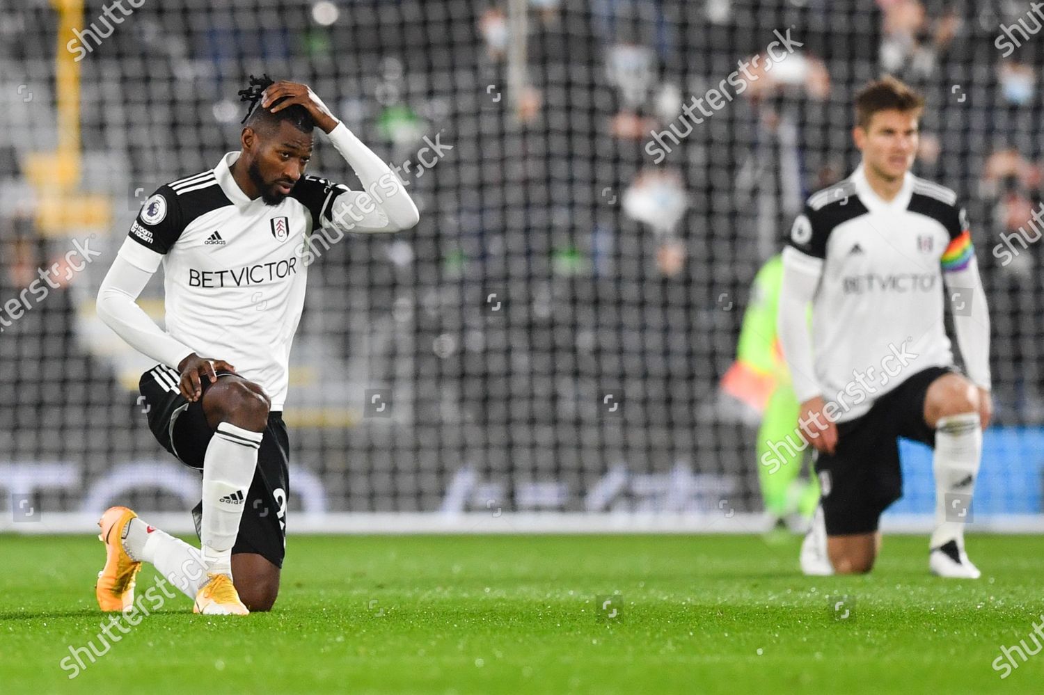 Andre Frank Zambo Anguissa Fulham Takes Knee Foto Editorial En Stock Imagen En Stock Shutterstock