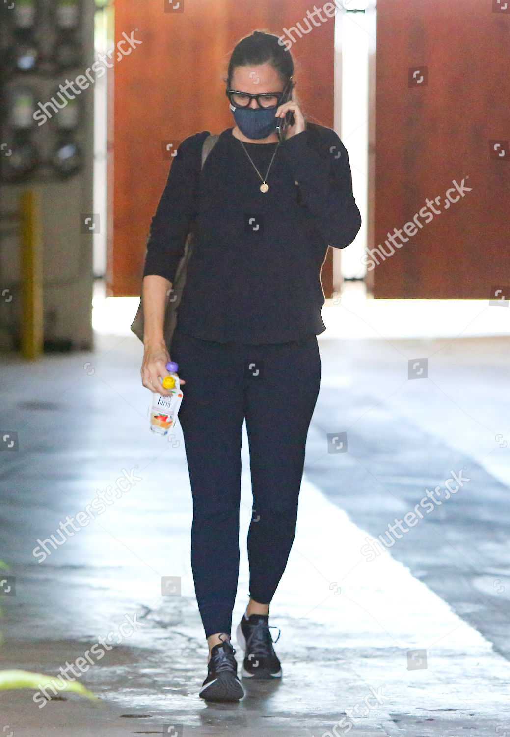 Jennifer Garner Seen Exiting Parking Garage On Redaktionelles Stockfoto Stockbild Shutterstock