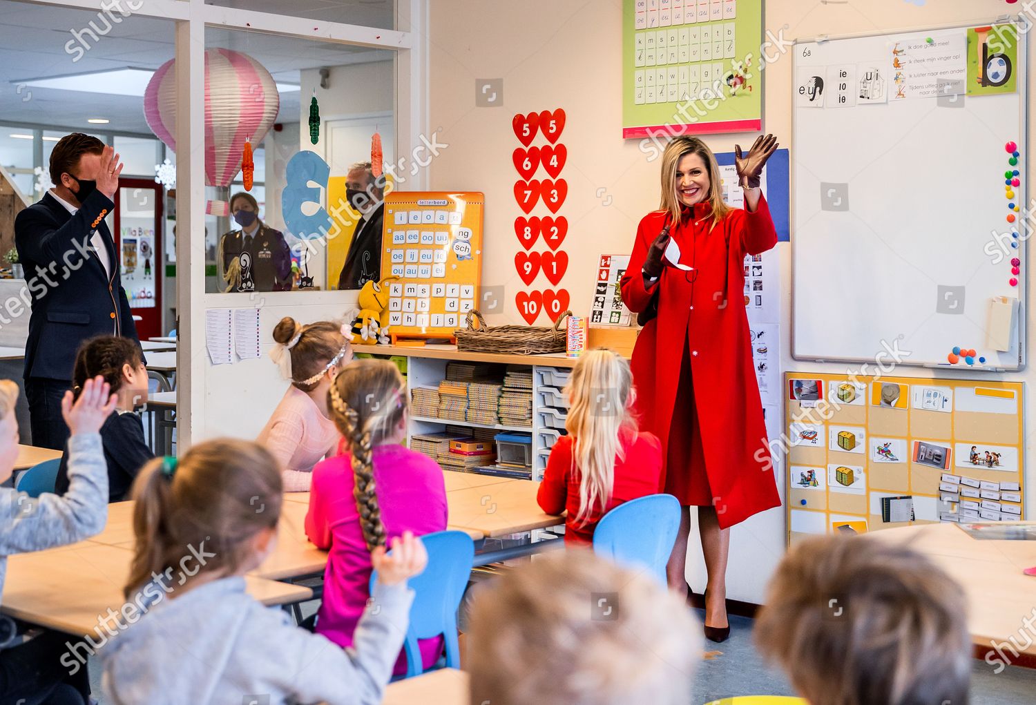 CASA REAL HOLANDESA - Página 91 Queen-maxima-visit-to-sabina-van-egmond-primary-school-oud-beijerland-the-netherlands-shutterstock-editorial-11764816d