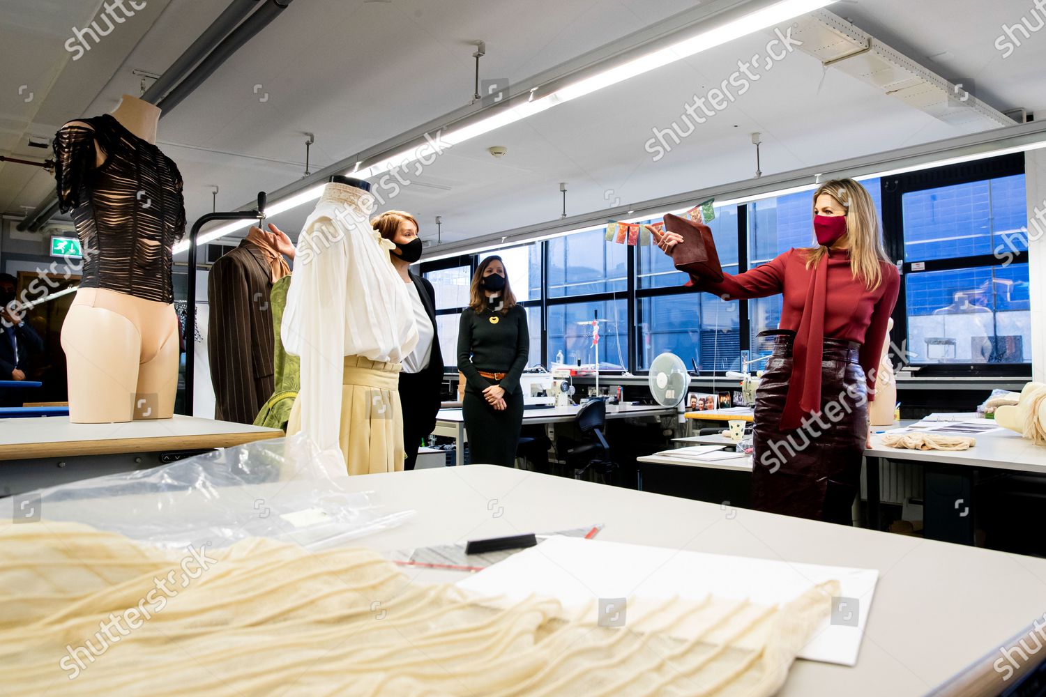 CASA REAL HOLANDESA - Página 93 Queen-maxima-visits-the-dutch-dance-theater-the-hague-the-netherlands-shutterstock-editorial-11802169o