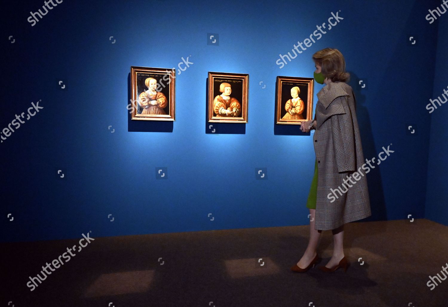 CASA REAL BELGA - Página 45 Queen-mathilde-visit-to-the-children-of-the-renaissance-exhibition-museum-hof-van-busleyden-mechelen-belgium-shutterstock-editorial-11830898af