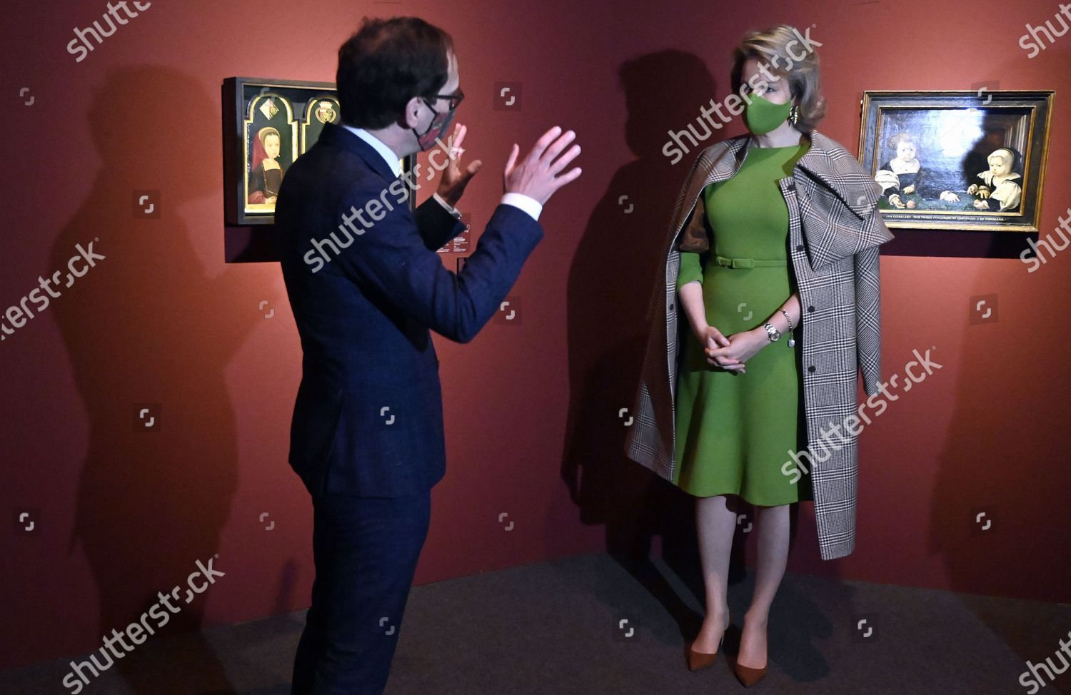 CASA REAL BELGA - Página 45 Queen-mathilde-visit-to-the-children-of-the-renaissance-exhibition-museum-hof-van-busleyden-mechelen-belgium-shutterstock-editorial-11830898an