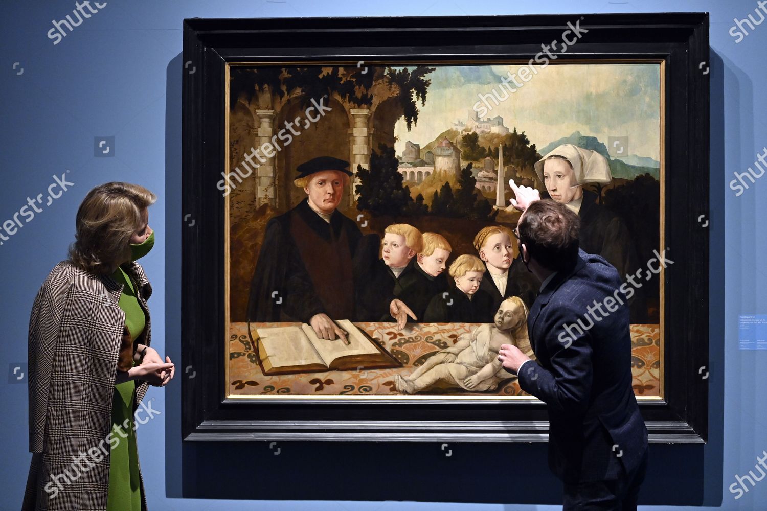 CASA REAL BELGA - Página 45 Queen-mathilde-visit-to-the-children-of-the-renaissance-exhibition-museum-hof-van-busleyden-mechelen-belgium-shutterstock-editorial-11830898t