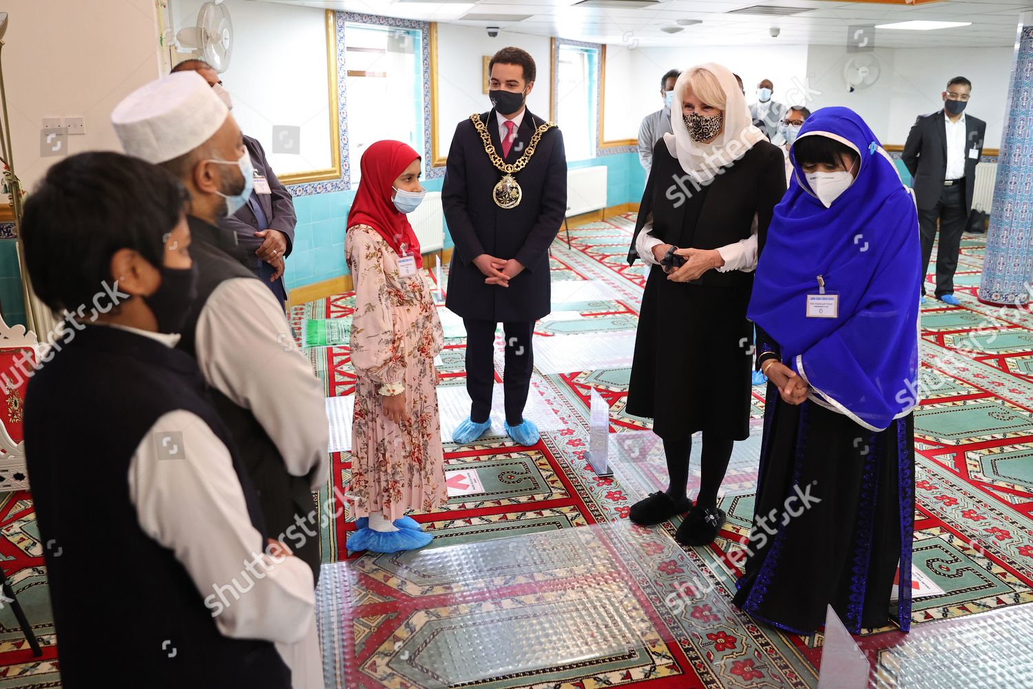 CASA REAL BRITÁNICA - Página 52 Camilla-duchess-of-cornwall-visit-to-wightman-road-mosque-london-uk-shutterstock-editorial-11847770ae
