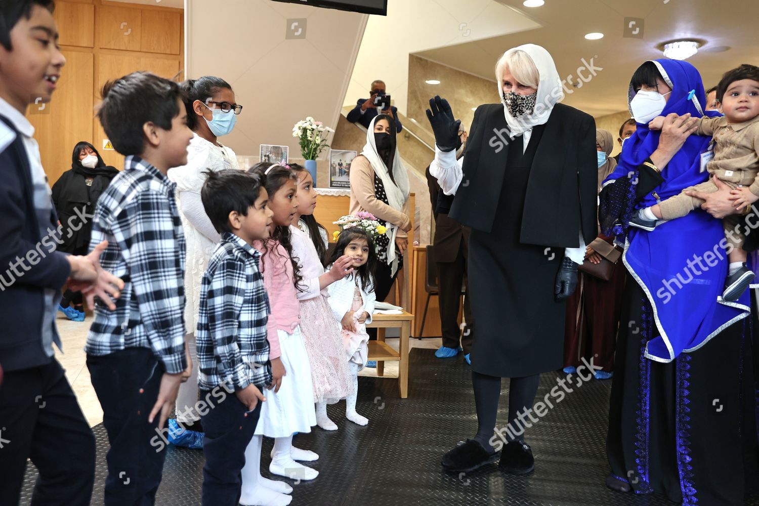 CASA REAL BRITÁNICA - Página 52 Camilla-duchess-of-cornwall-visit-to-wightman-road-mosque-london-uk-shutterstock-editorial-11847770ap