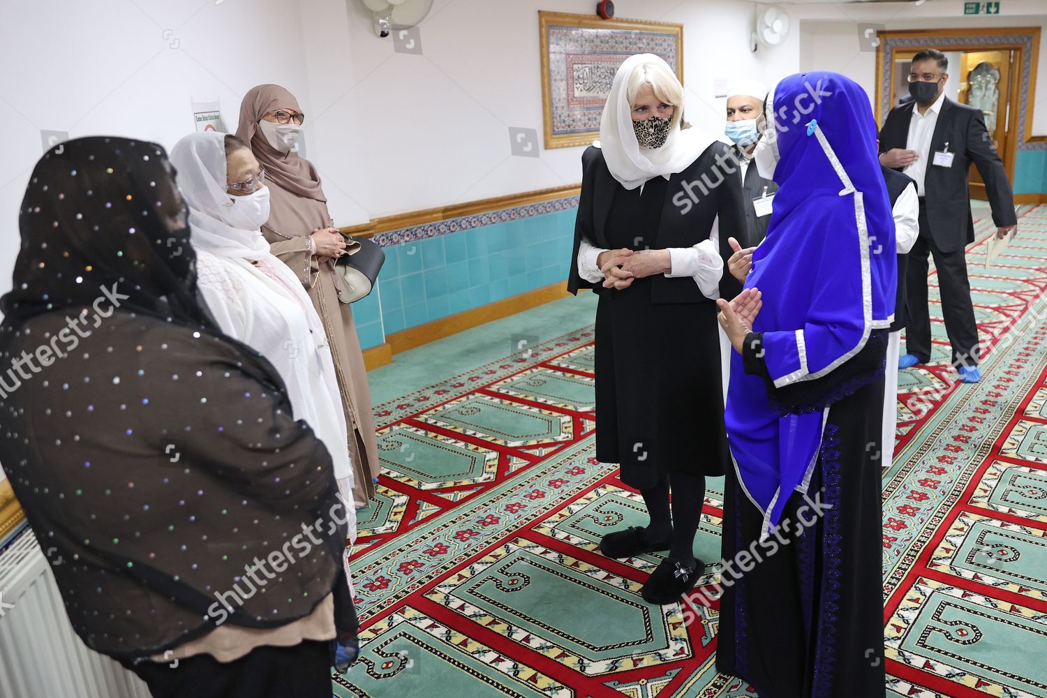 CASA REAL BRITÁNICA - Página 52 Camilla-duchess-of-cornwall-visit-to-wightman-road-mosque-london-uk-shutterstock-editorial-11847770l
