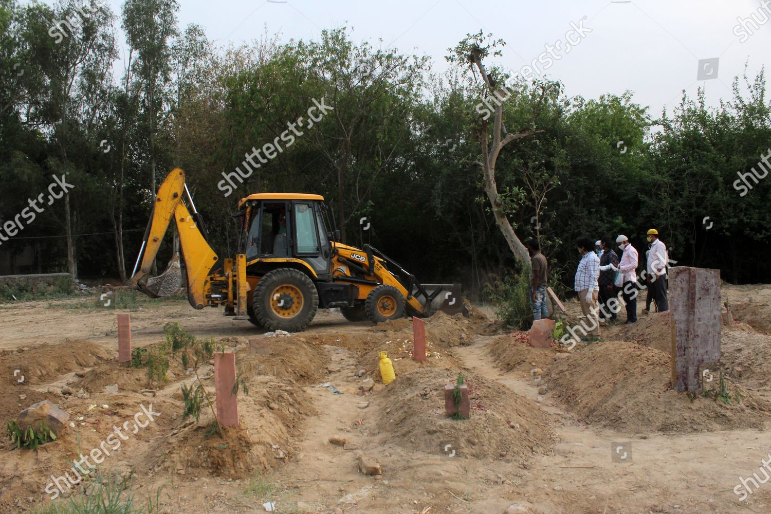 cemetery-workers-bundle-up-to-complete-burials-in-extreme-cold