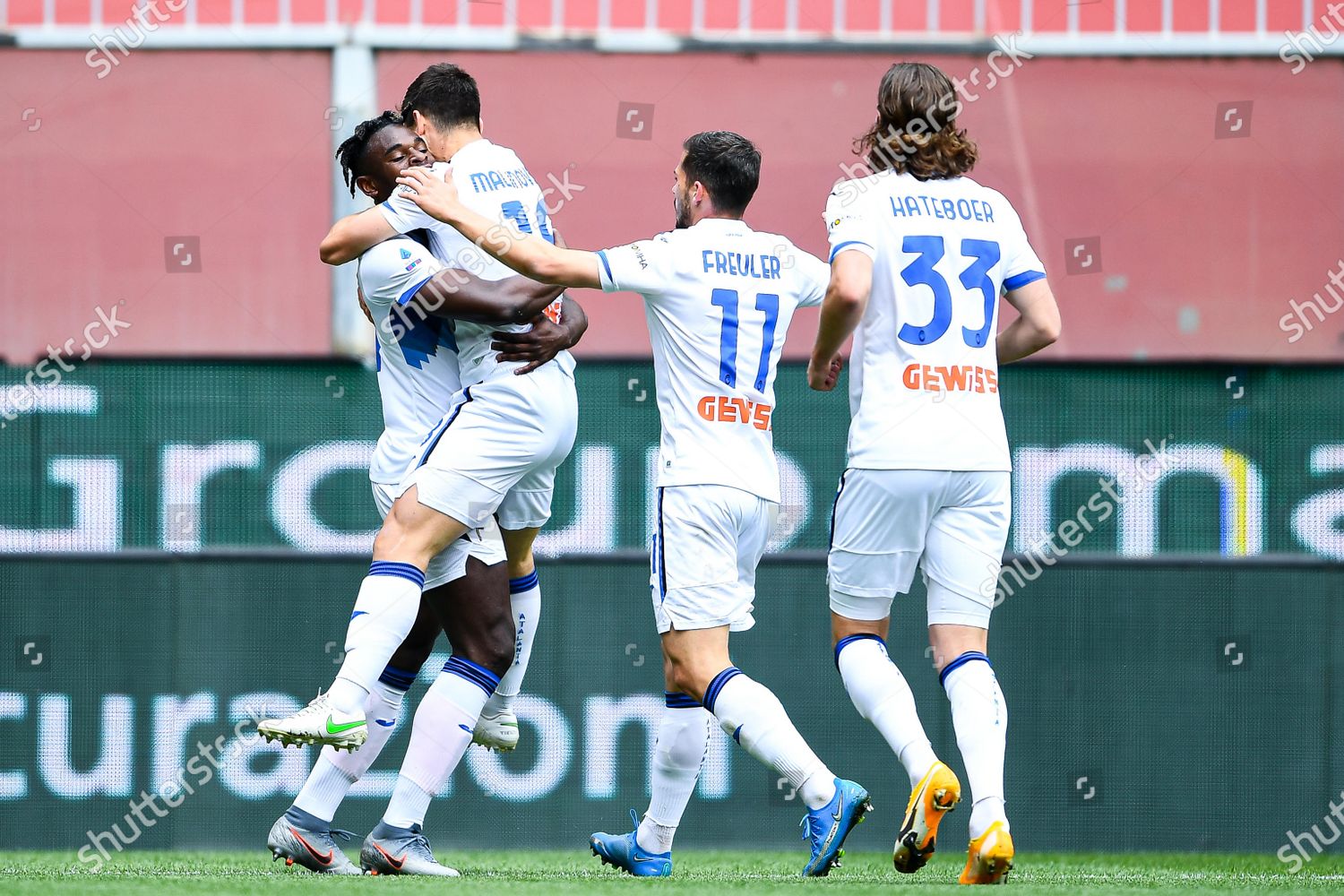 Atalantas Duvan Zapata L Celebrates His Teammates Redaktionelles Stockfoto Stockbild Shutterstock