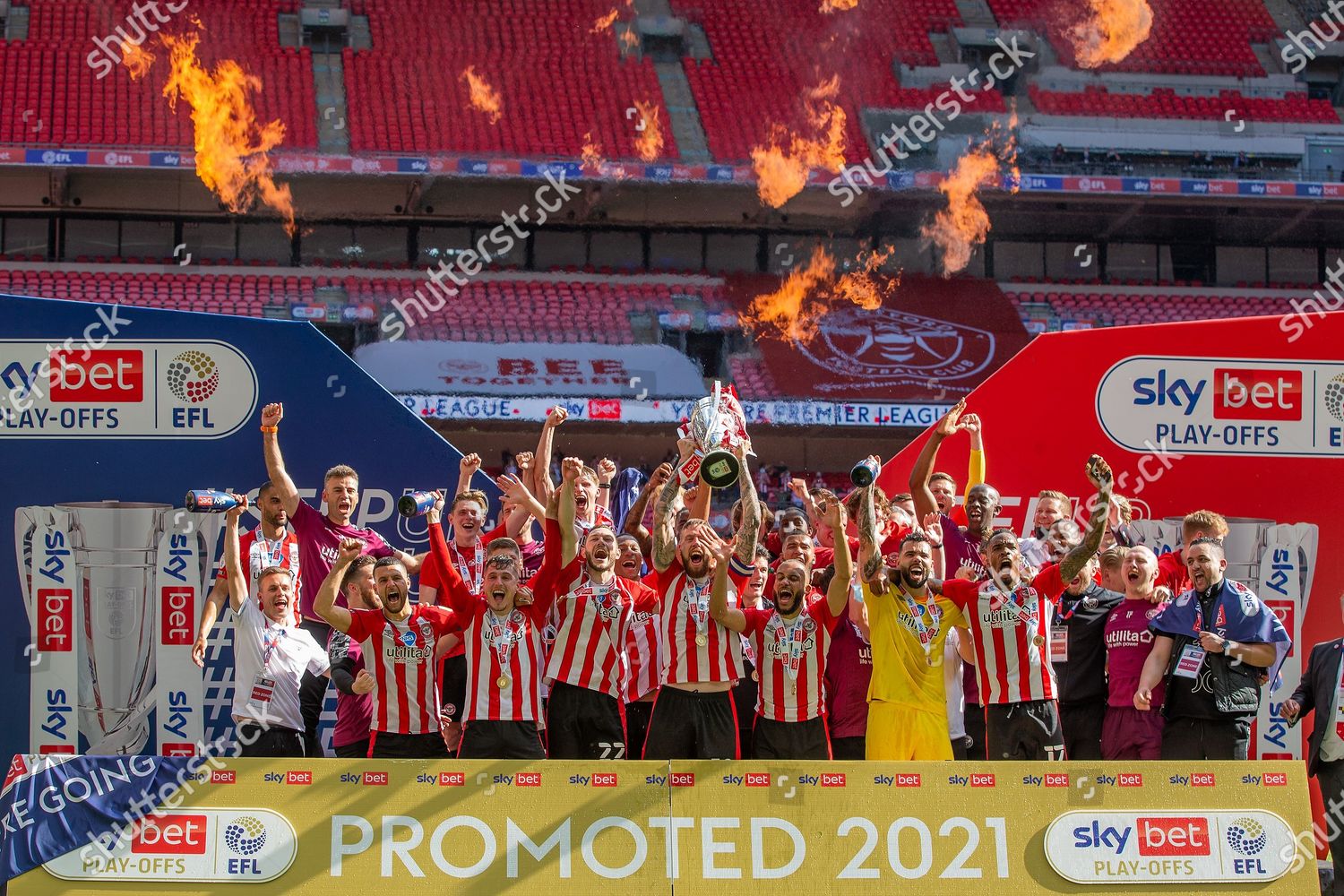 Brentford 20 Brentford Players Staff Lift Editorial Stock Photo - Stock ...