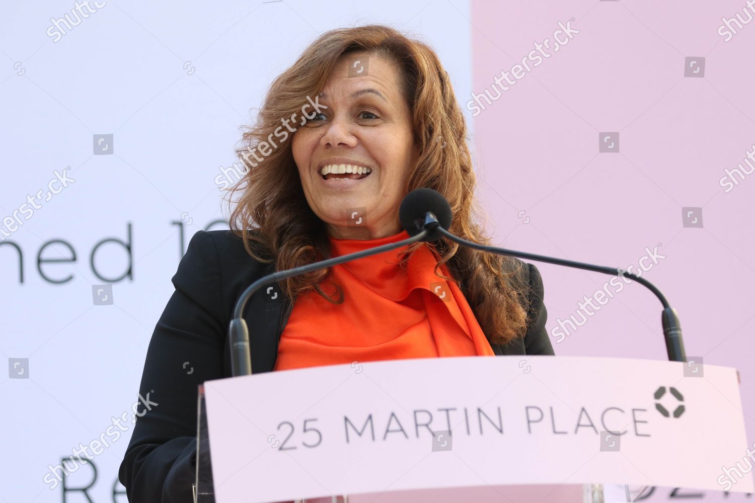 Yvonne Weldon Gives Aboriginal Country Editorial Stock Photo