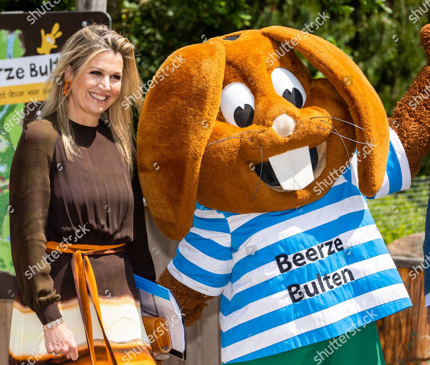 CASA REAL HOLANDESA - Página 10 Queen-maxima-visits-the-zwolle-region-to-discuss-developments-in-the-labor-market-beerze-the-netherlands-shutterstock-editorial-12042484p