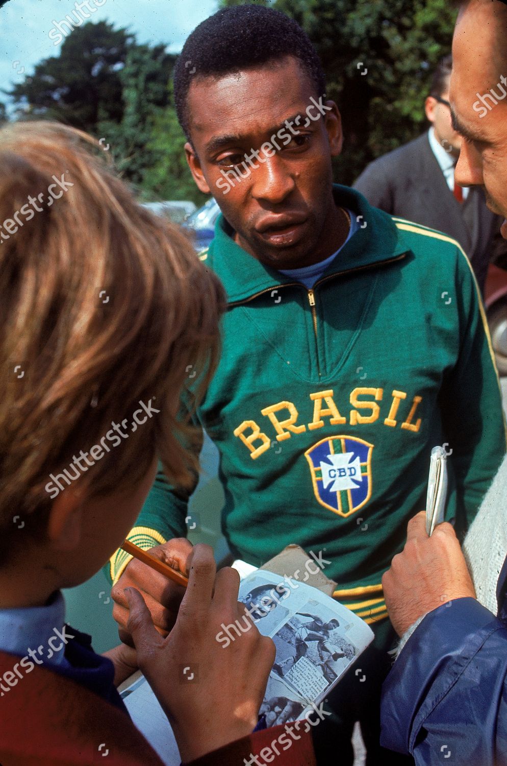 Photo Vintage 1960s : Pelé, Le Roi, Admire Des Crampons - Cliché D'époque