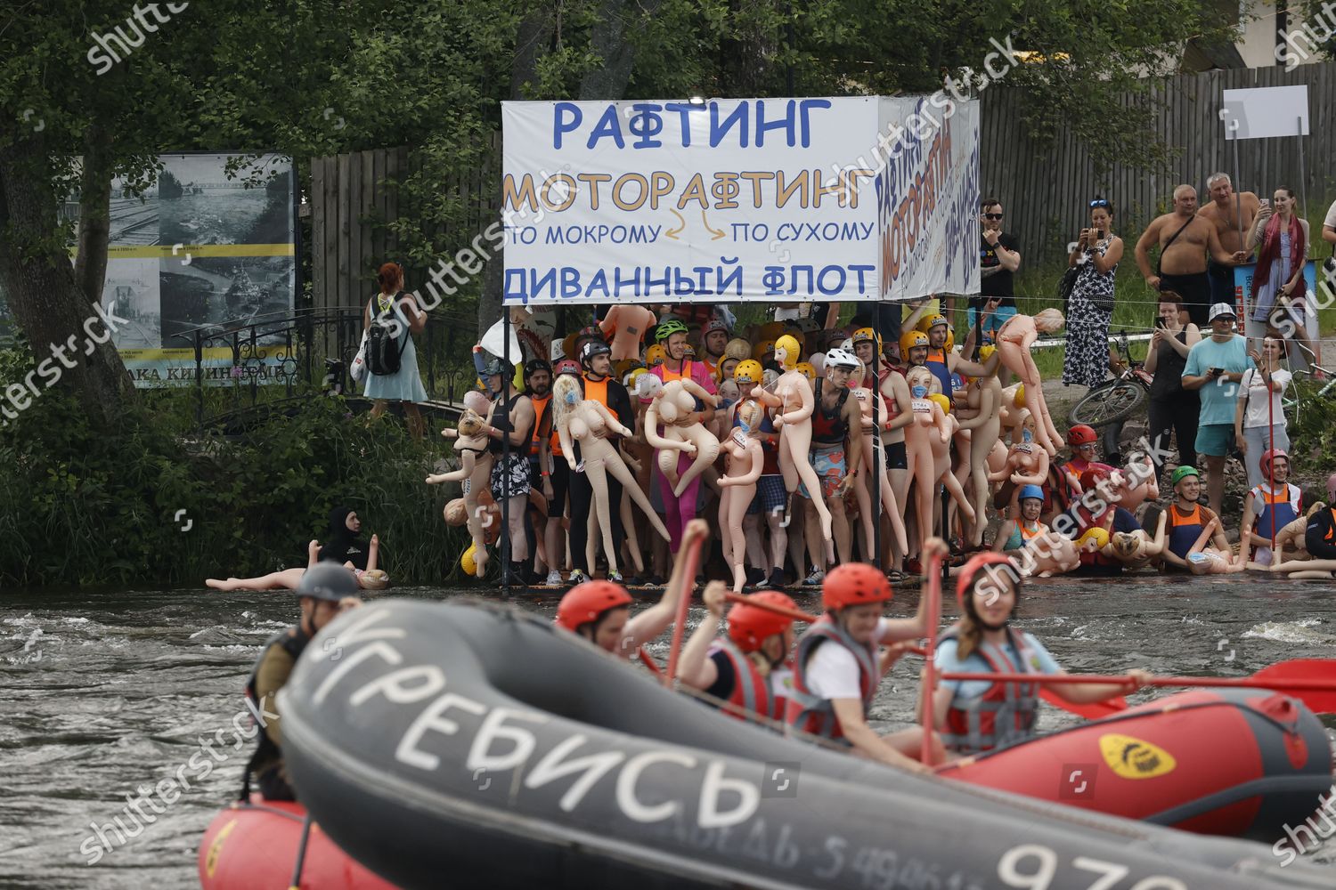 Bubble Baba Challenge 2006 - rafting su bambole gonfiabili su Losevo Rapids  tenuto vicino Losevo insediamento (l'oblast di Leningrado) su Augu Foto  stock - Alamy