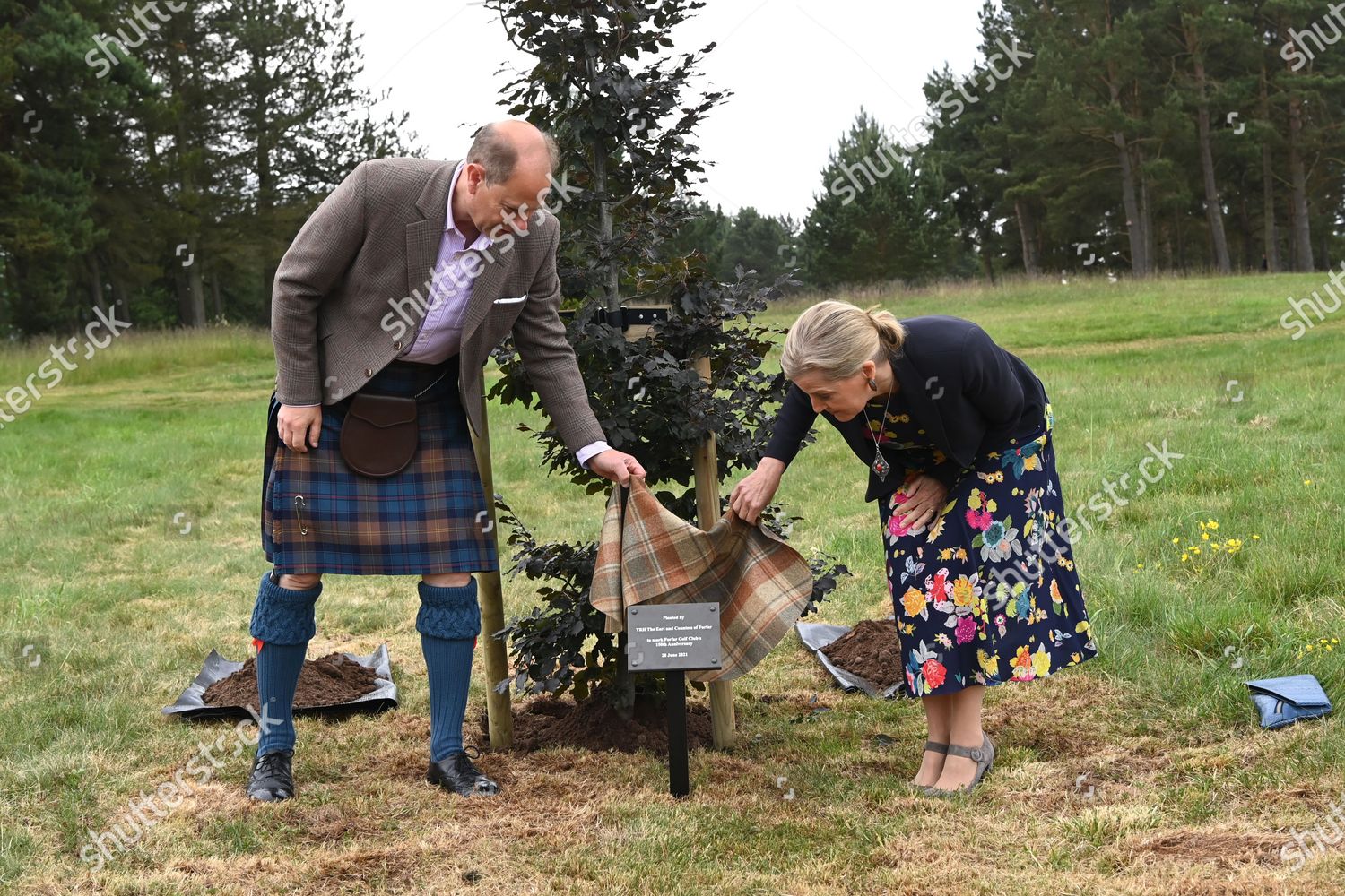 CASA REAL BRITÁNICA - Página 76 Prince-edward-and-sophie-countess-of-wessex-visit-to-forfar-golf-club-scotland-uk-shutterstock-editorial-12172307aw