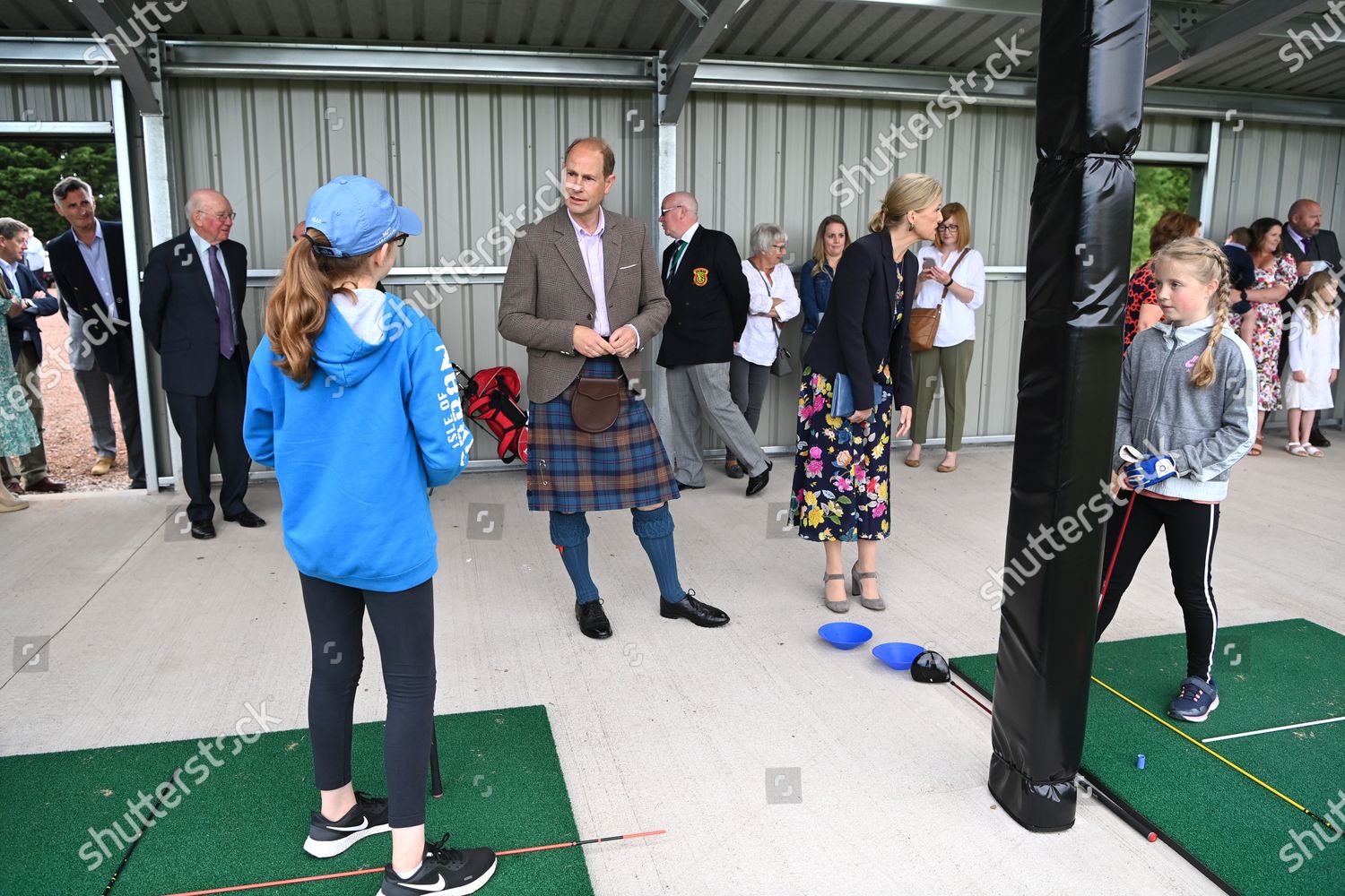 CASA REAL BRITÁNICA - Página 76 Prince-edward-and-sophie-countess-of-wessex-visit-to-forfar-golf-club-scotland-uk-shutterstock-editorial-12172307bb