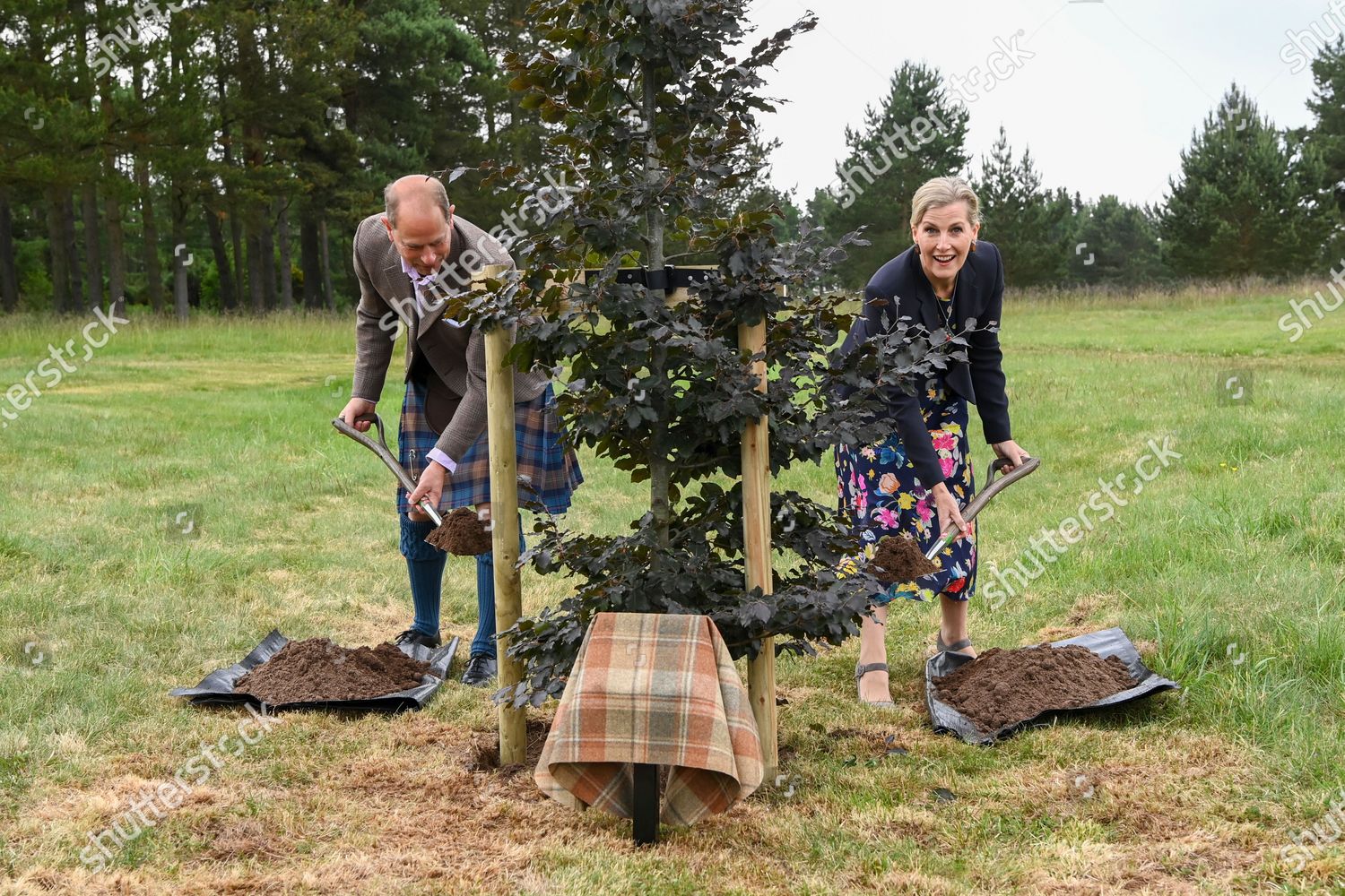 CASA REAL BRITÁNICA - Página 76 Prince-edward-and-sophie-countess-of-wessex-visit-to-forfar-golf-club-scotland-uk-shutterstock-editorial-12172307bc
