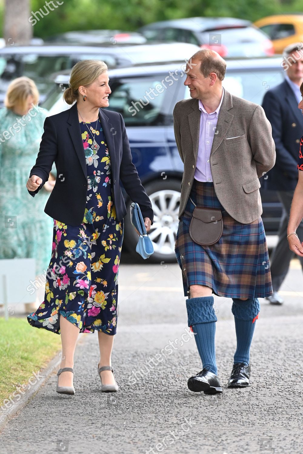 CASA REAL BRITÁNICA - Página 76 Prince-edward-and-sophie-countess-of-wessex-visit-to-forfar-golf-club-scotland-uk-shutterstock-editorial-12172307l