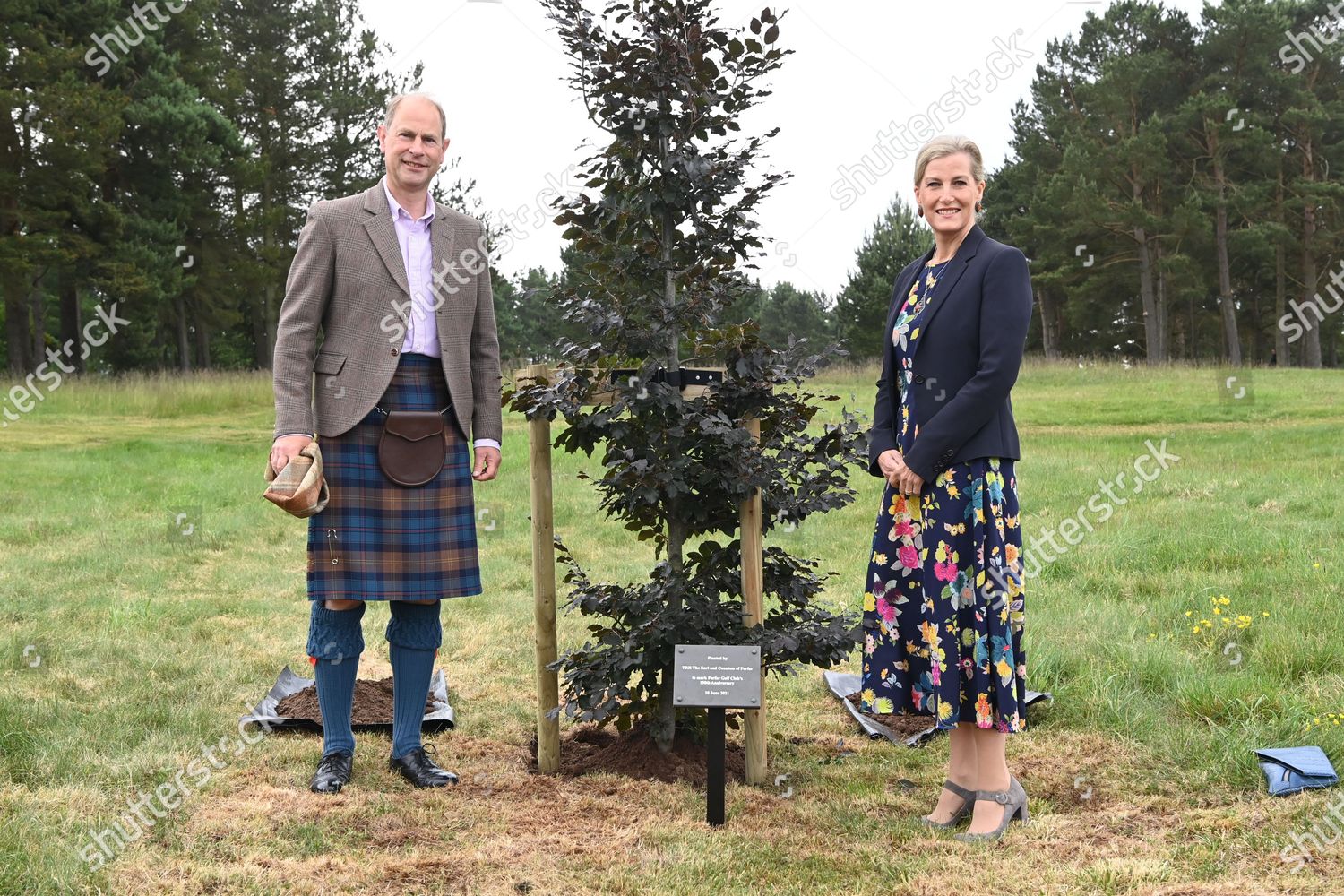 CASA REAL BRITÁNICA - Página 76 Prince-edward-and-sophie-countess-of-wessex-visit-to-forfar-golf-club-scotland-uk-shutterstock-editorial-12172307q