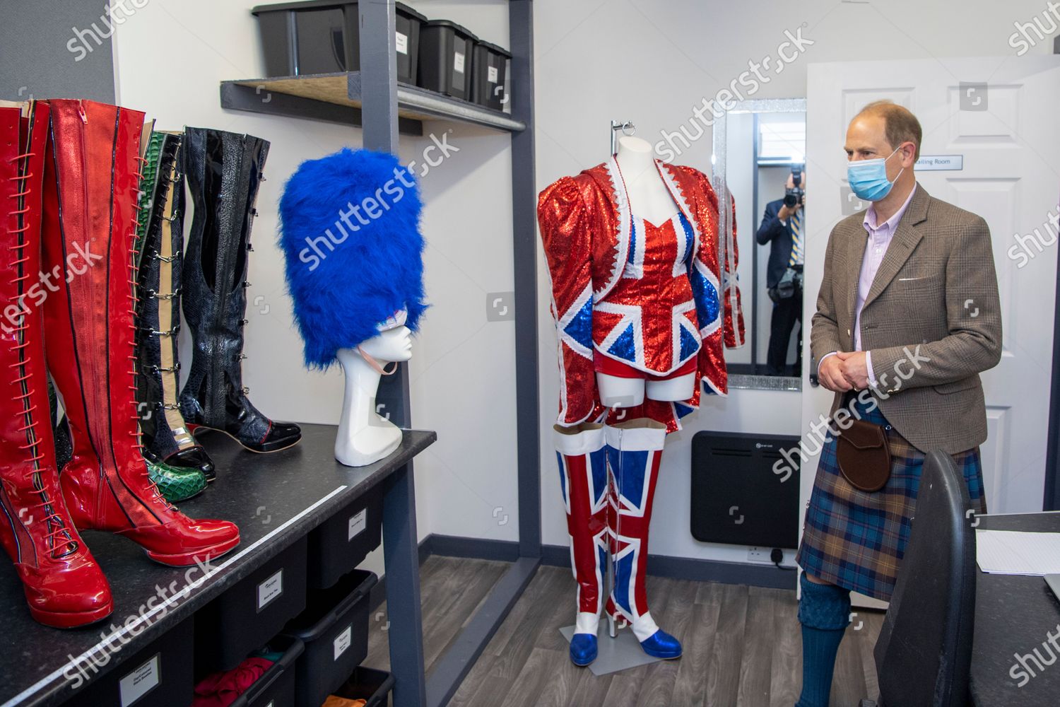 CASA REAL BRITÁNICA - Página 75 Prince-edward-and-sophie-countess-of-wessex-visit-to-utopia-costumes-forfar-scotland-uk-shutterstock-editorial-12172309bn