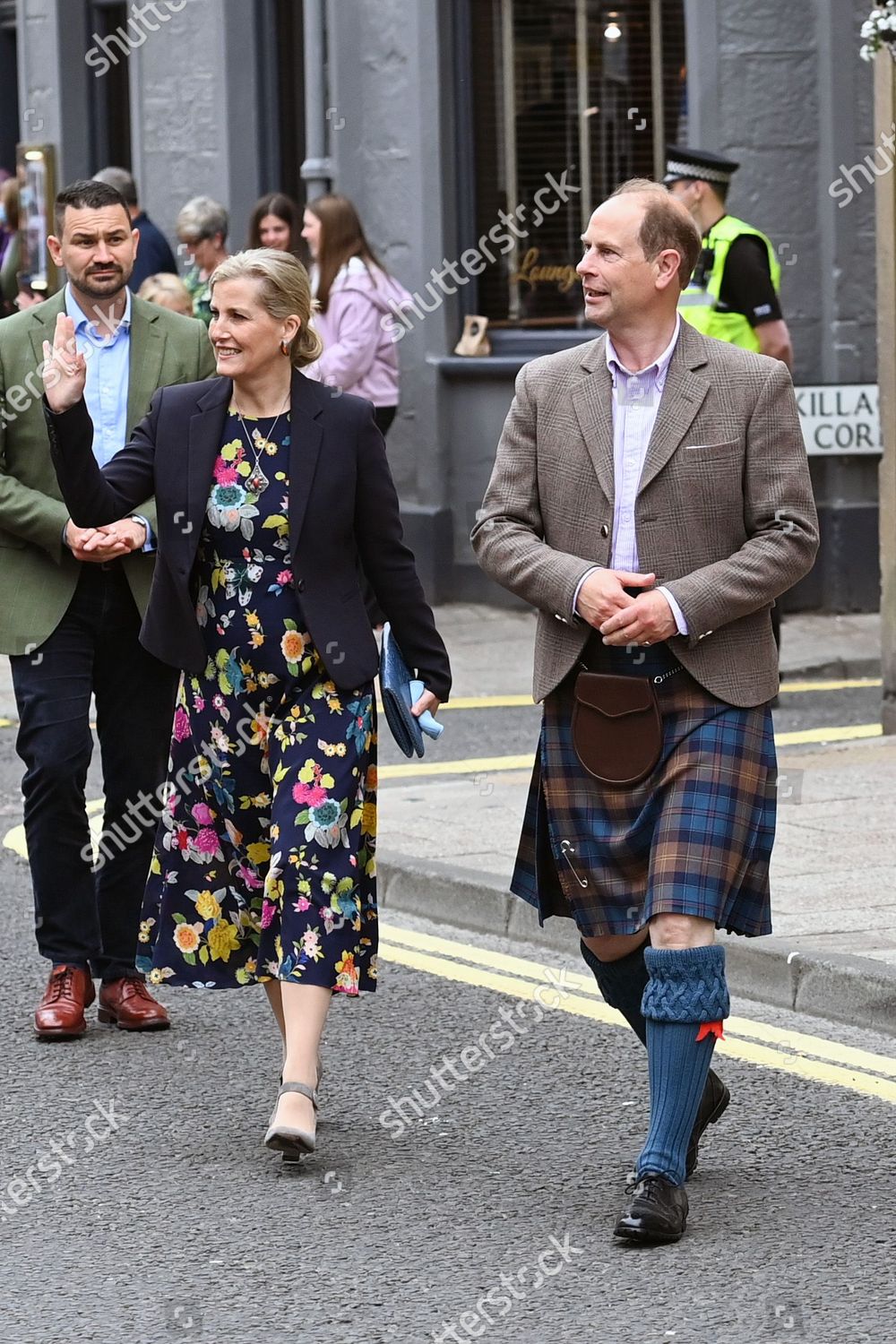 CASA REAL BRITÁNICA - Página 75 Prince-edward-and-sophie-countess-of-wessex-visit-to-s-mart-angus-forfar-scotland-uk-shutterstock-editorial-12172314w