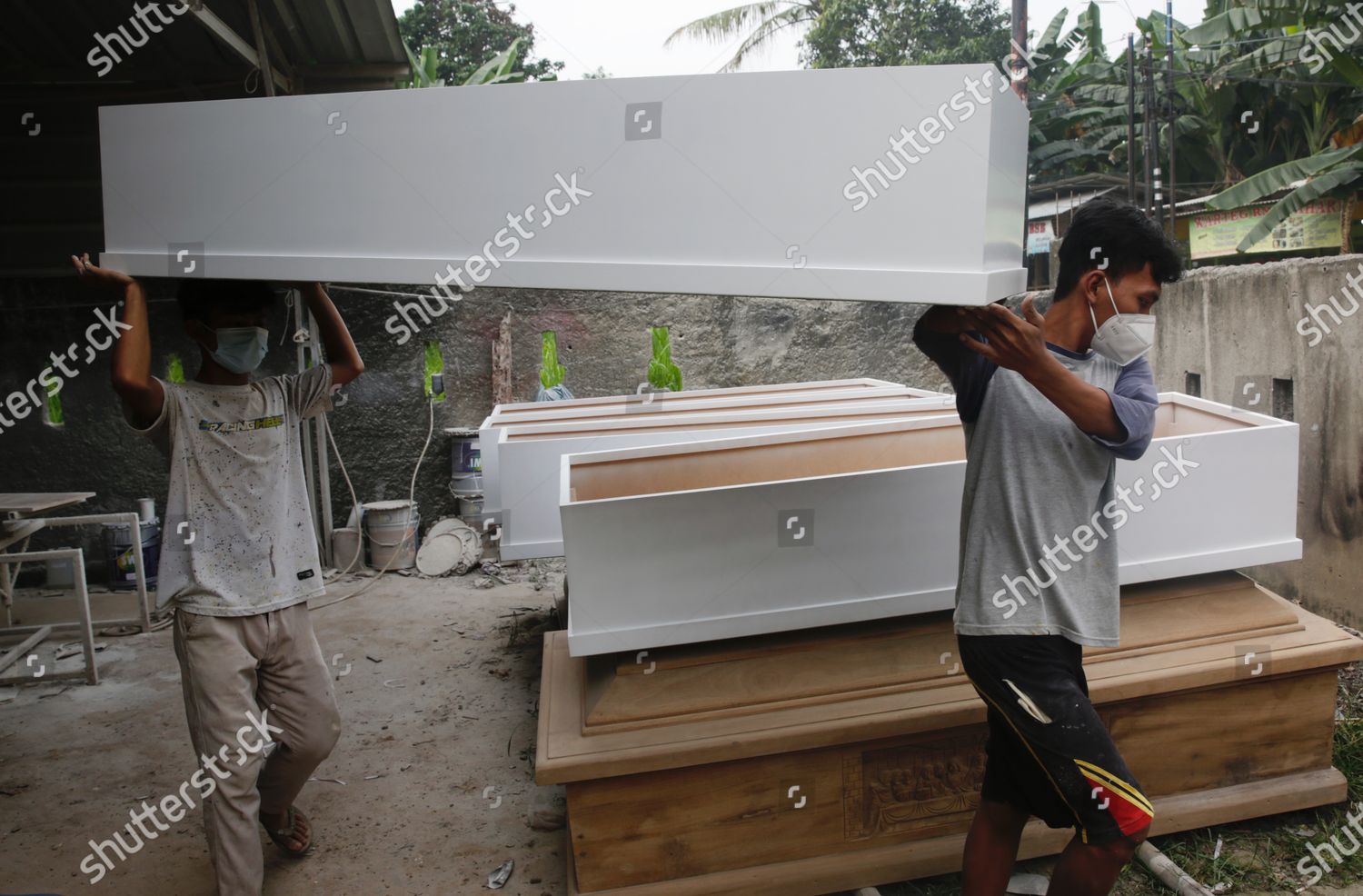 Workers Carry Unfinished Coffin Coronavirus Victim Editorial Stock ...