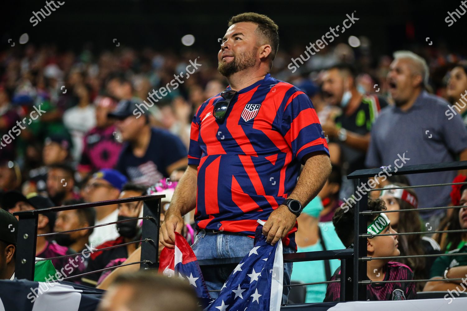 fan holds American flag during CONCACAF Gold Foto ...