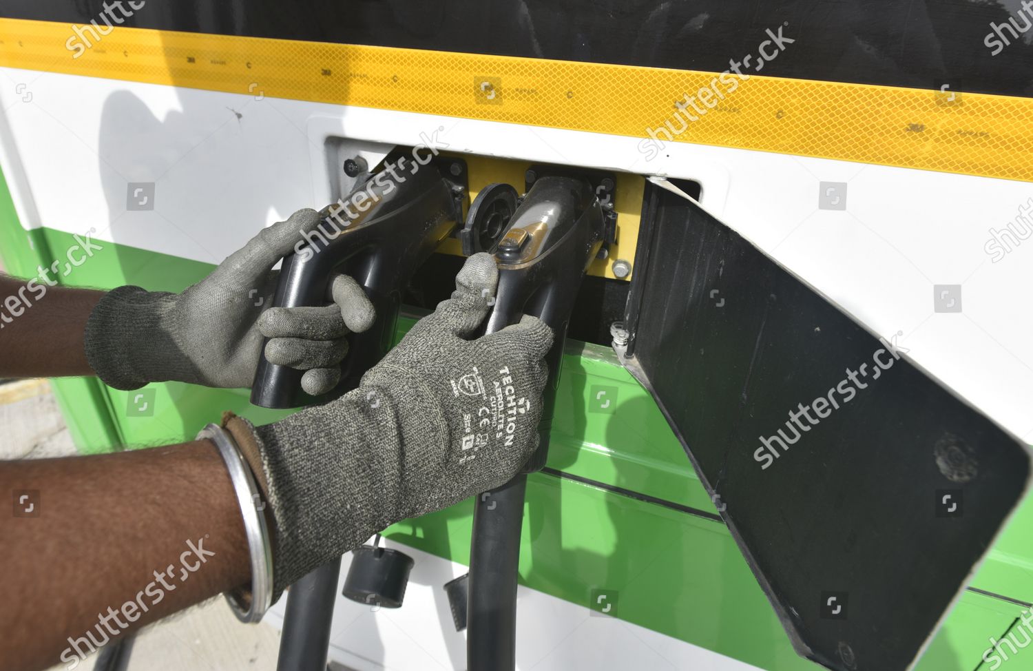 staff-member-charge-feeder-electric-bus-redaktionelles-stockfoto