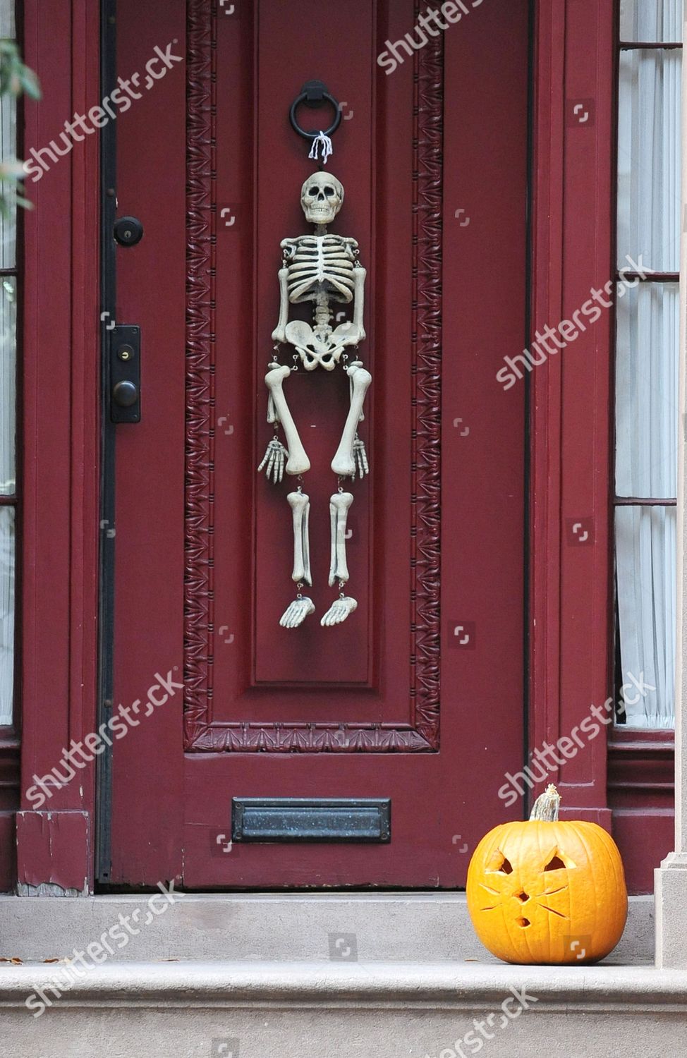 Julianne Moores Front Door Steps Decorated Halloween