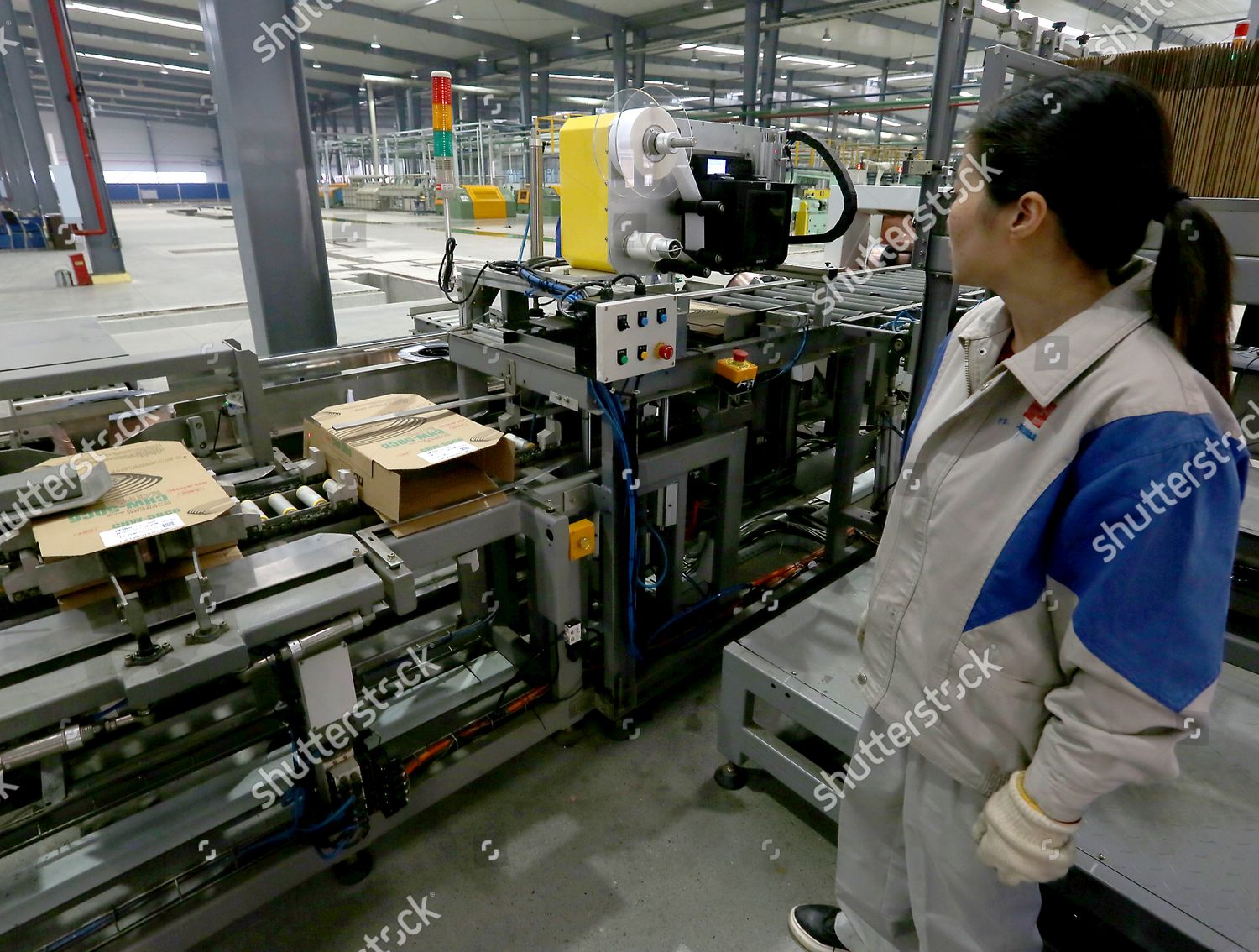 Chinese Technician Monitors Automated Packaging Labeling Editorial ...
