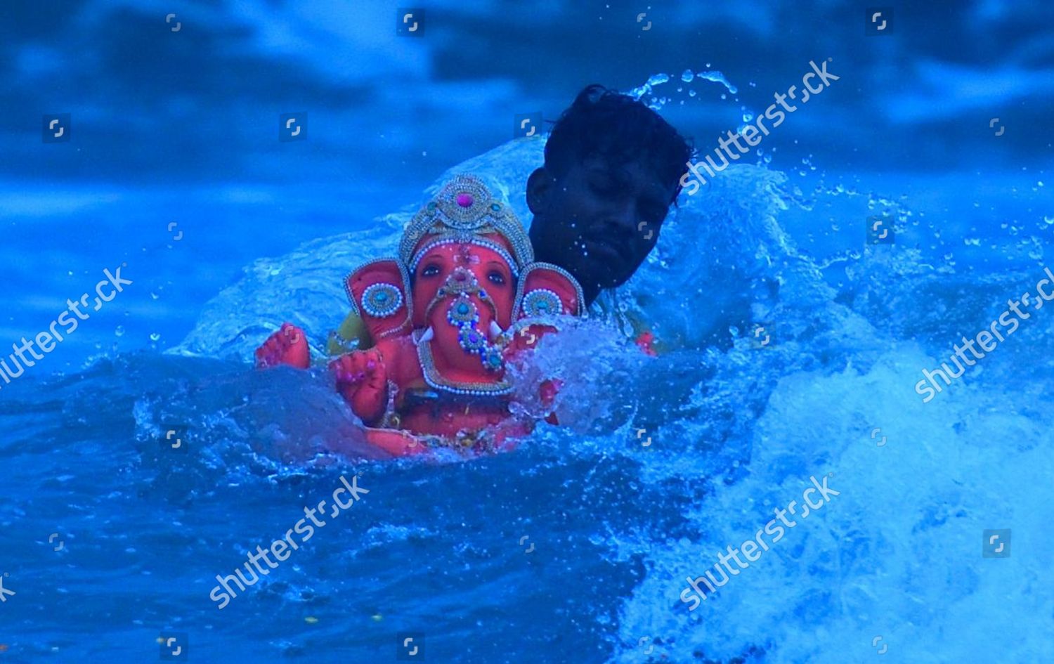 Devotees Immerse Their Gauri Ganpati Idols Editorial Stock Photo