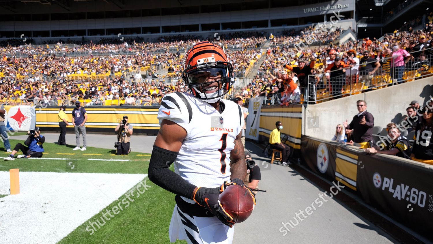 nfl-steelers-vs-bengals-pittsburgh-usa-shutterstock-editorial-12469851c.jpg