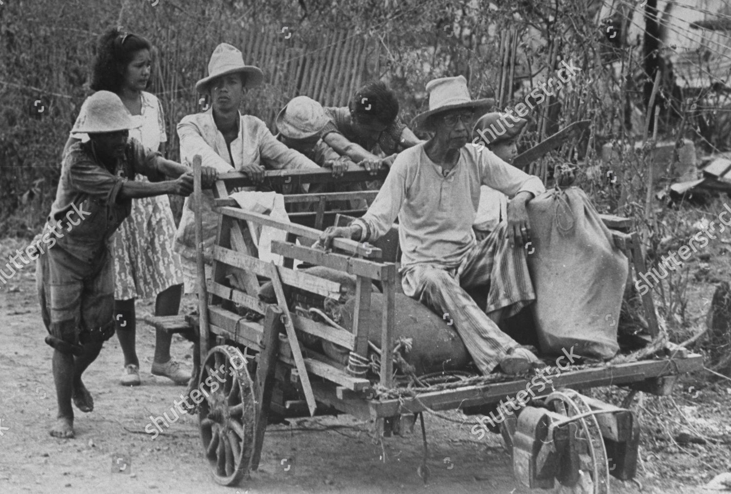 Group Displaced Filipino Civilians Pushing Cart Editorial Stock Photo ...