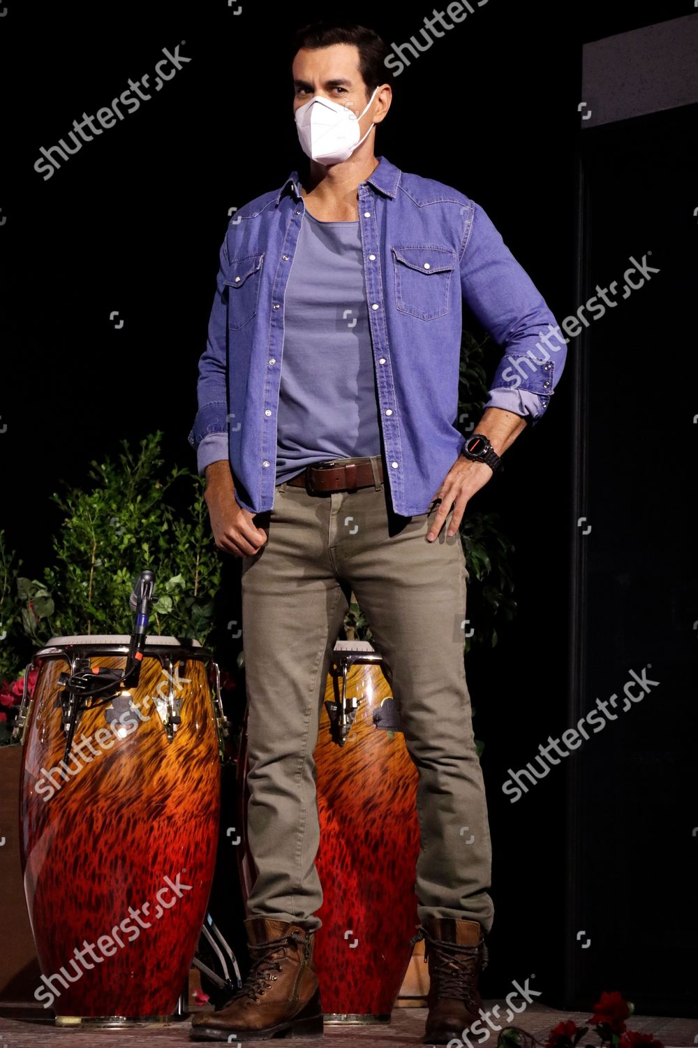 David Zepeda Poses Photos During Presentation Editorial Stock Photo
