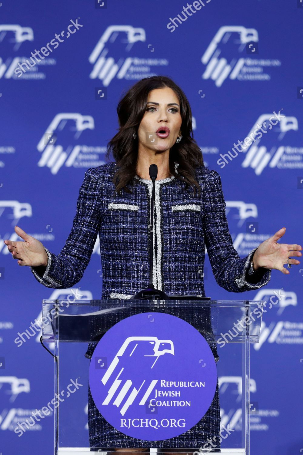 Kristi Noem A Family Portrait Of South Dakotas Governor - abve03x