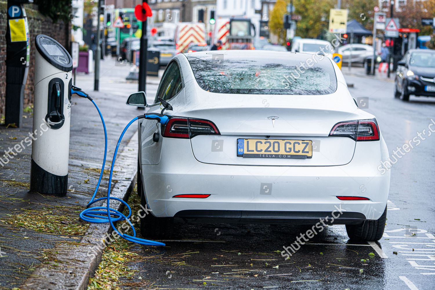 Tesla car electric charging station Wimbledon redaktionelt stock-foto -- stock-foto | Shutterstock