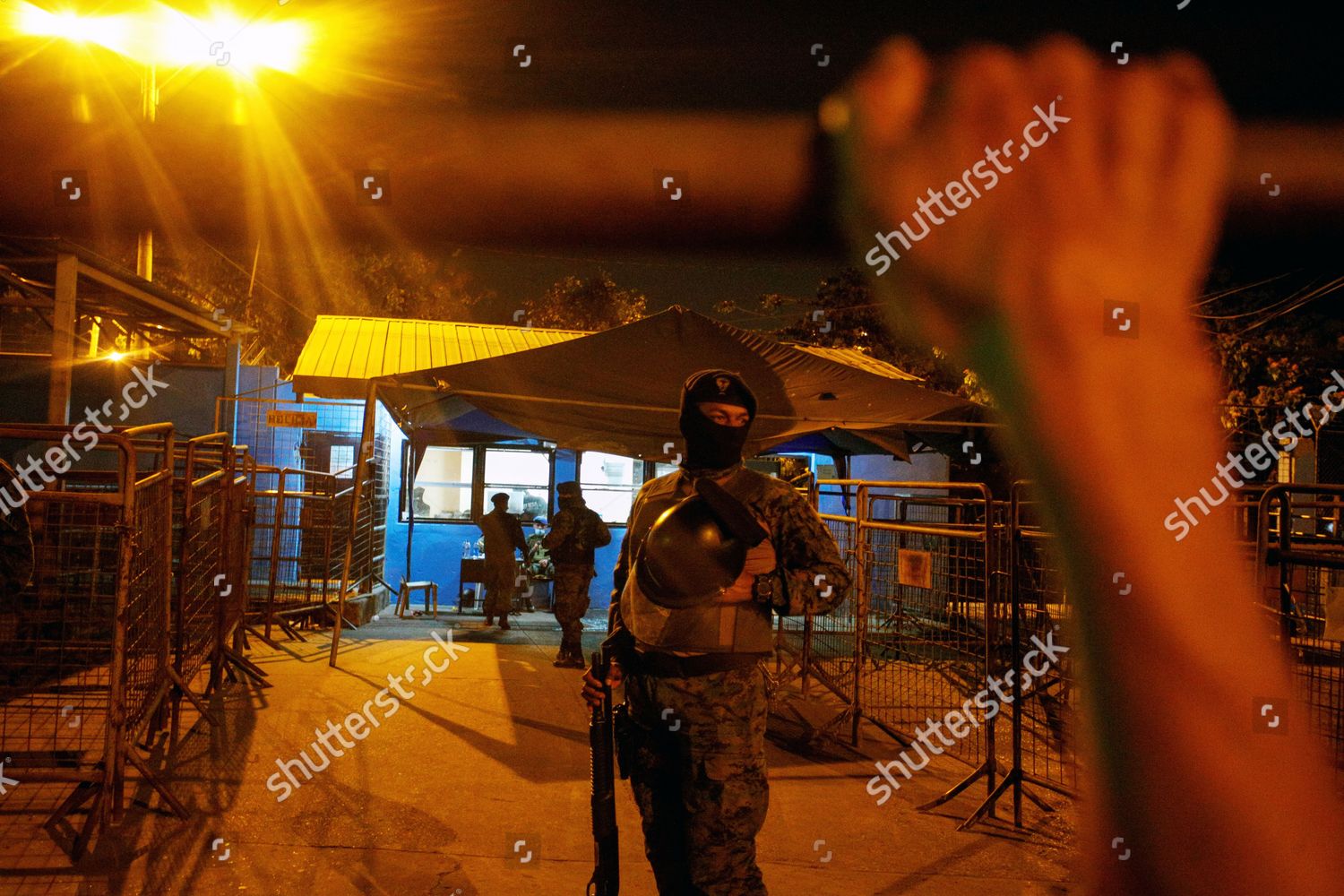Ecuadorian soldiers stand guard outside Litoral Prison Editorial Stock ...