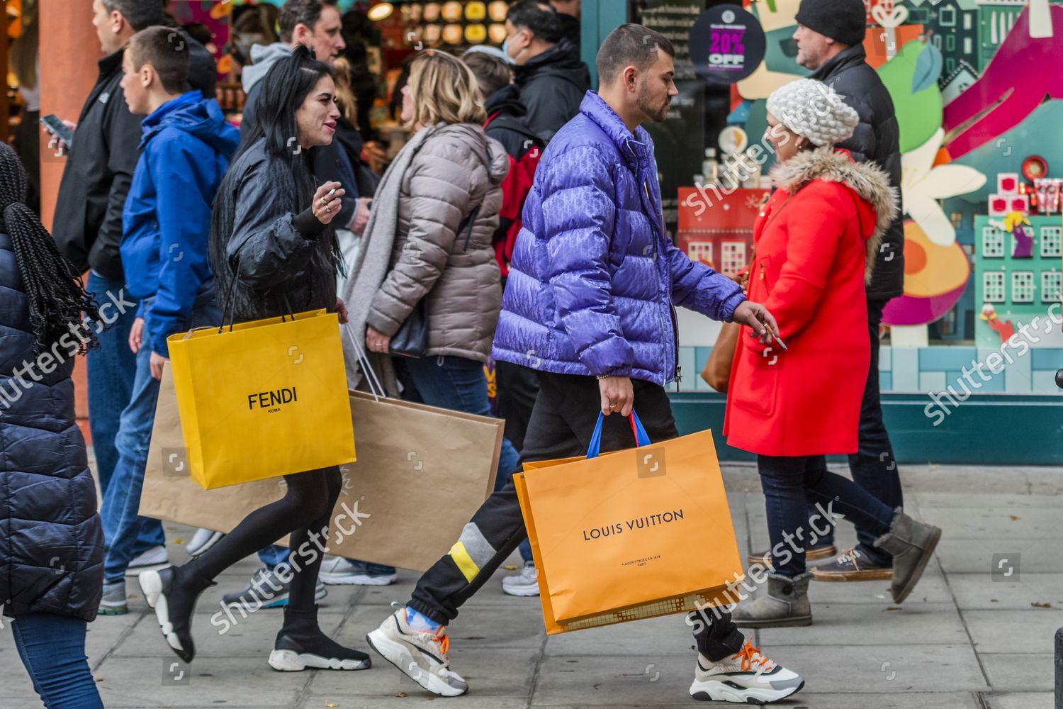 Los compradores con las bolsas Louis Vuitton en Oxford Street