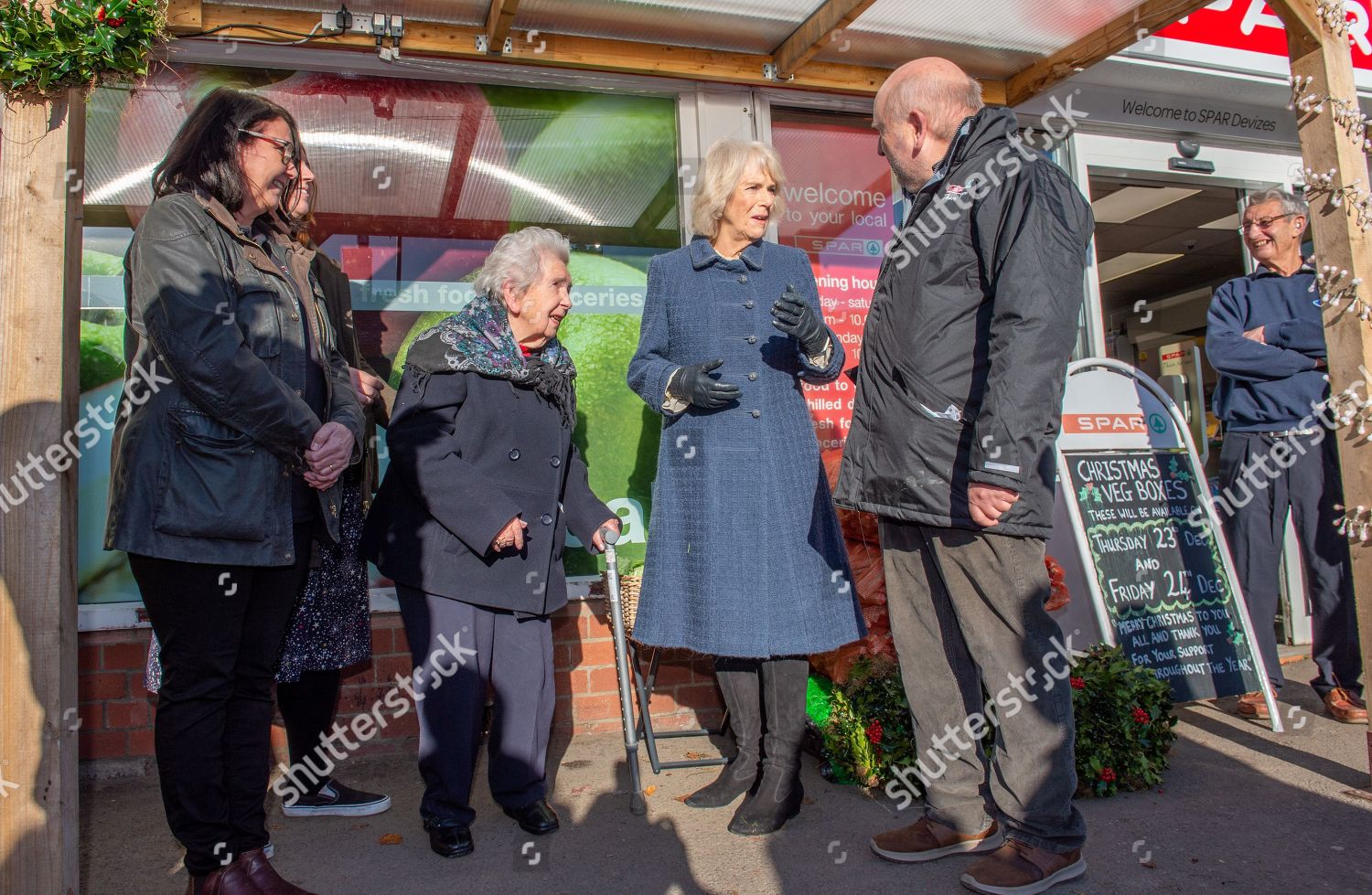 CASA REAL BRITÁNICA - Página 94 Camilla-duchess-of-cornwall-visit-to-wiltshire-uk-shutterstock-editorial-12627861ag