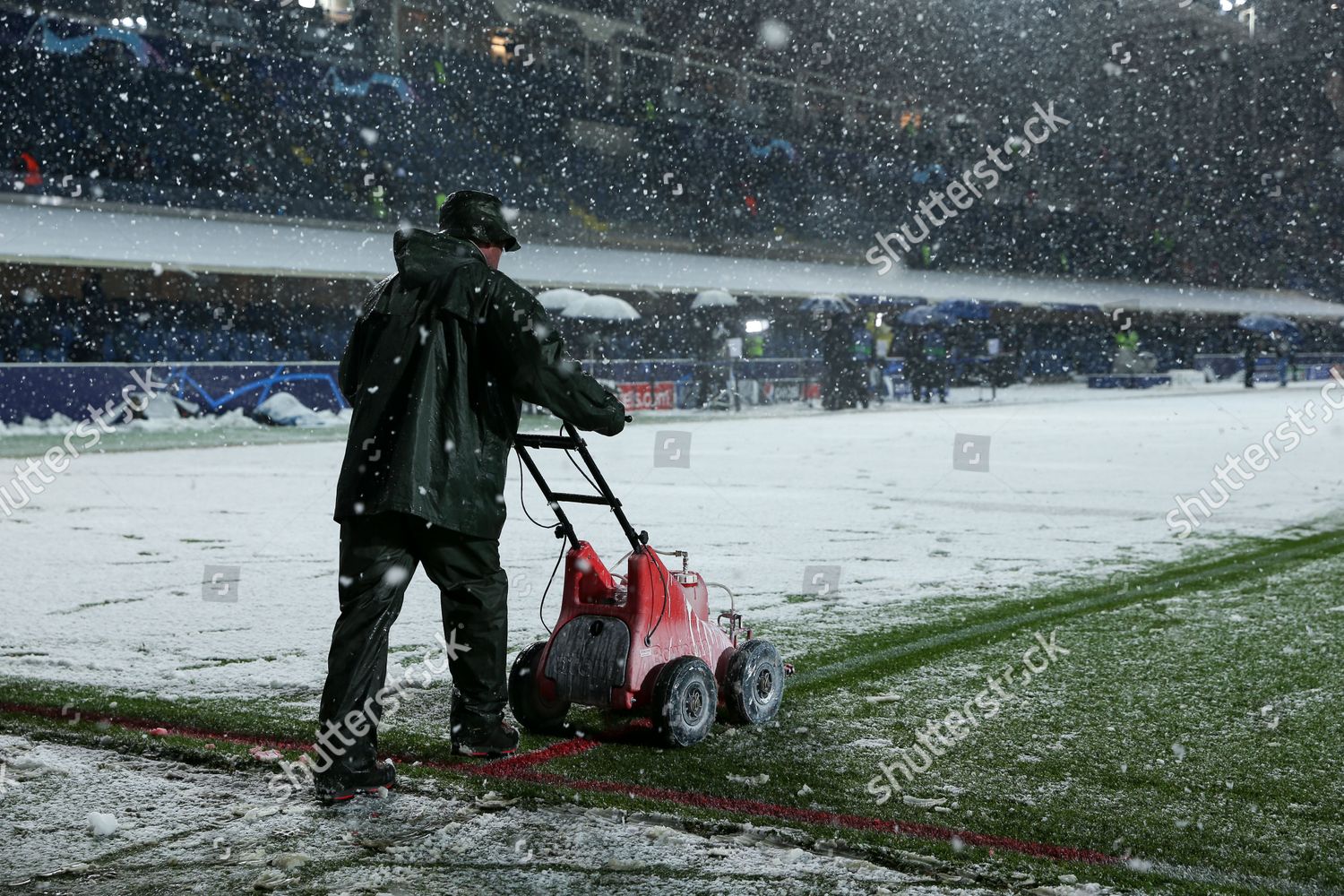 pitch staff removing snow red redaktionelt -- stock-foto | Shutterstock