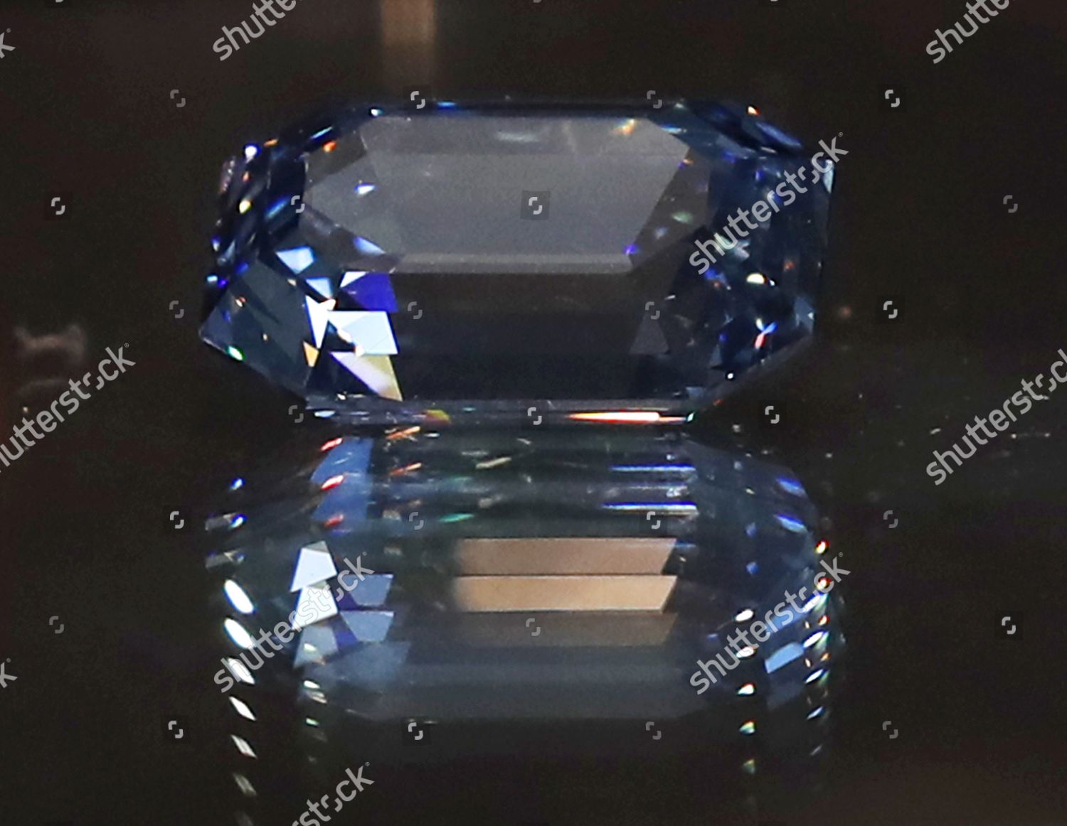 De Beers Cullinan - the rarest blue diamond at auction in Hong