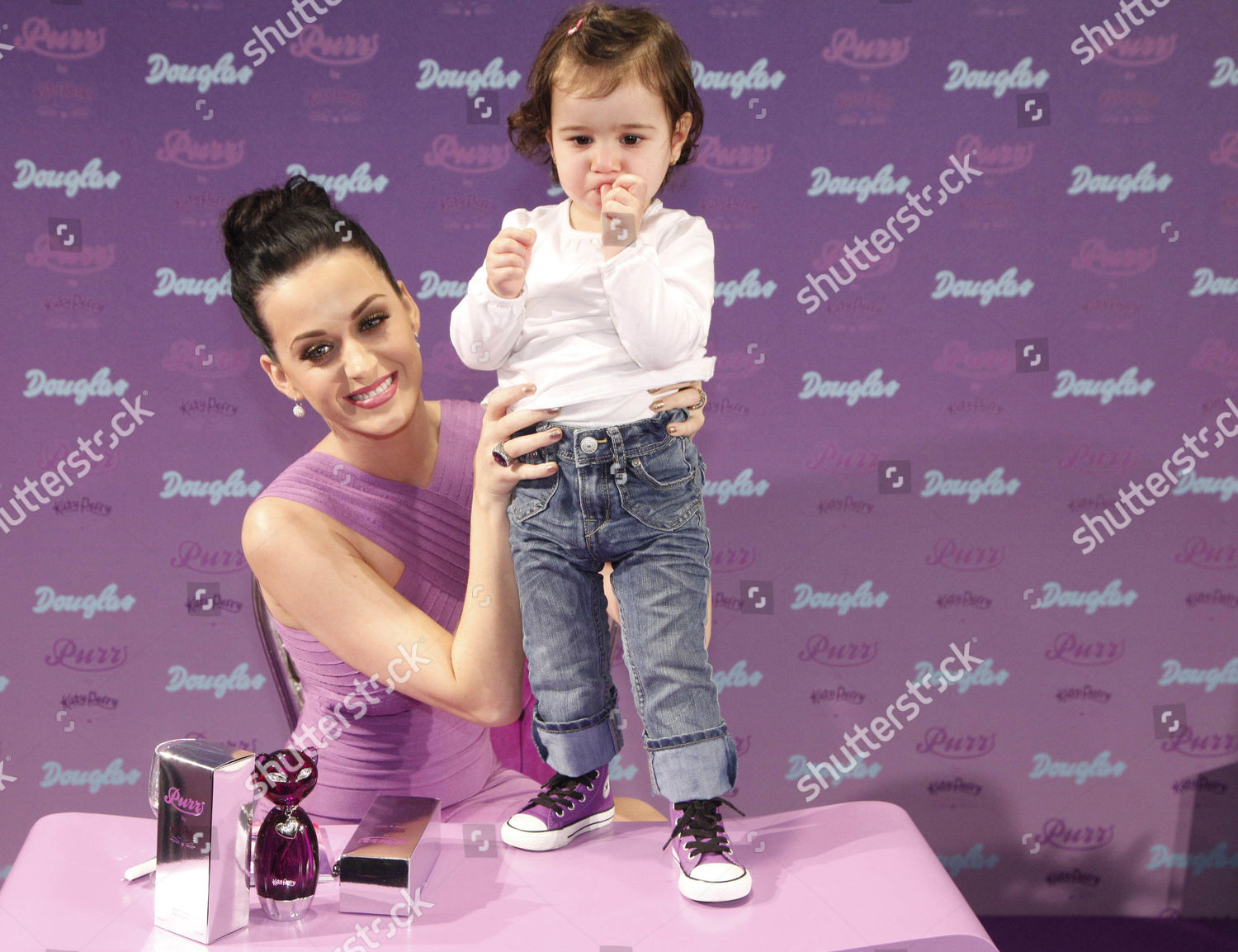 sne hvid Banyan Til ære for Katy Perry Young Fan Editorial Stock Photo - Stock Image | Shutterstock