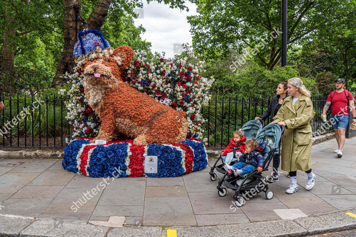 Clarence Corgi Chelsea Bloom Floral Installations Editorial Stock Photo ...