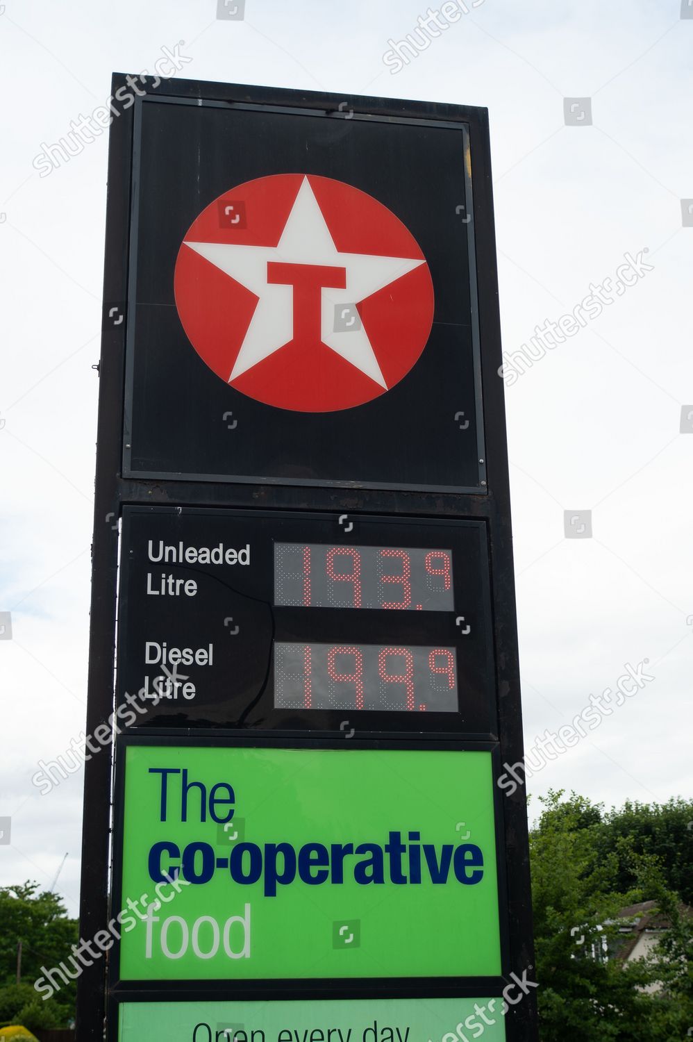 petrol-prices-texaco-petrol-station-maidenhead-editorial-stock-photo