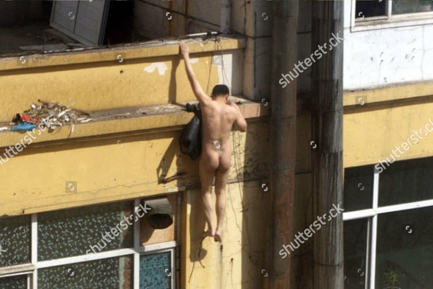 мужик выходит на балкон голым фото 21
