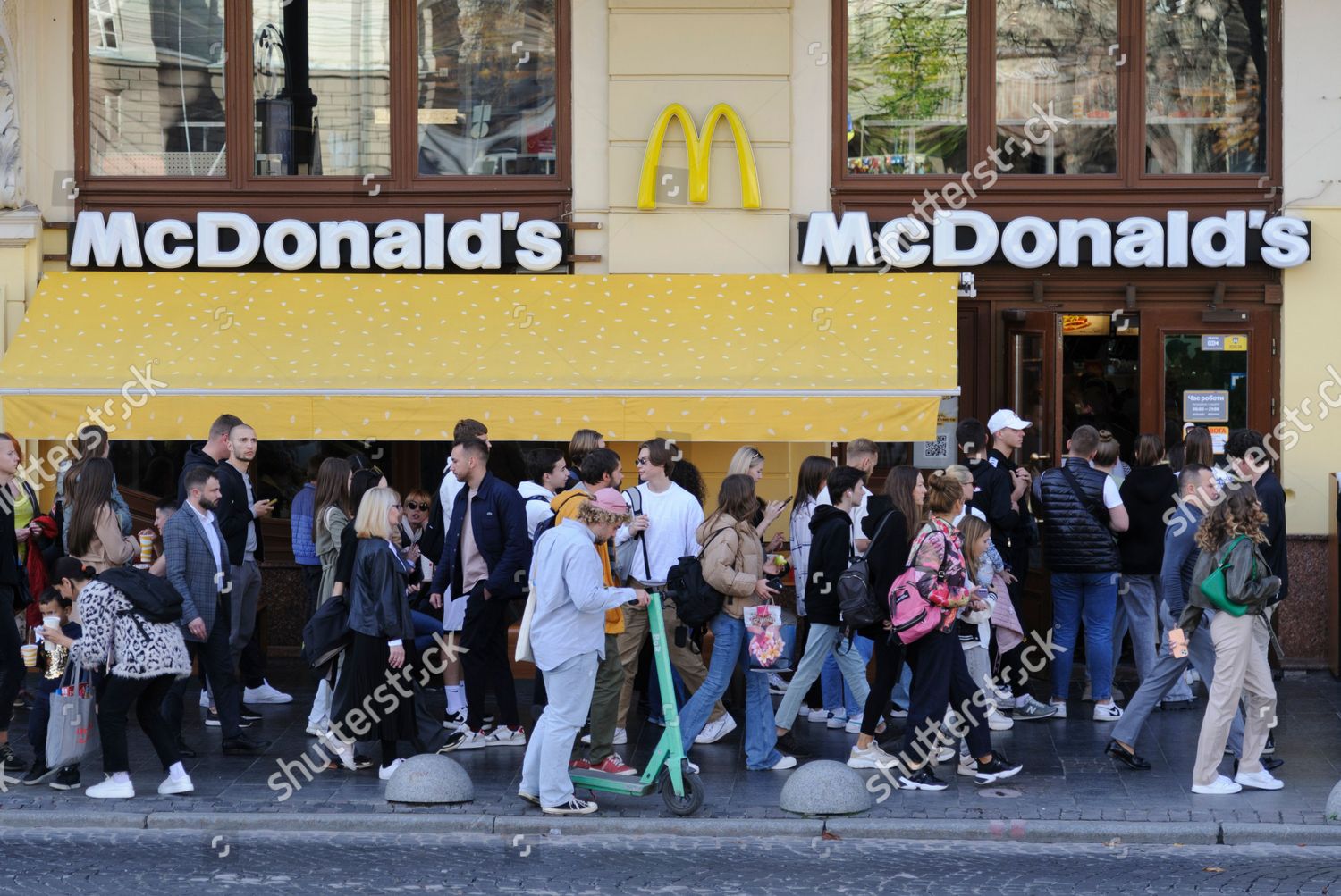 People Stand Line Mcdonalds Fast Food Editorial Stock Photo - Stock ...