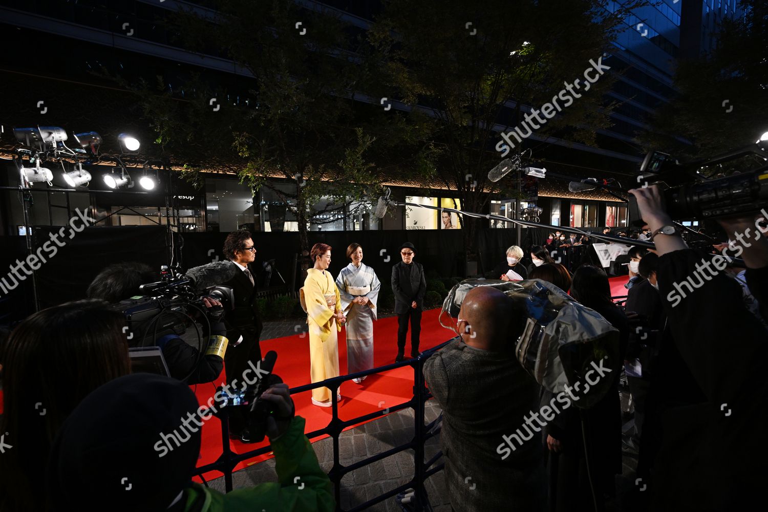 Etsushi Toyokawa Shinobu Terajima Ryoko Hirosue - Foto de stock de ...