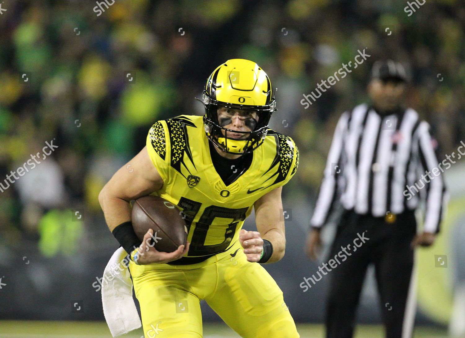 November 12 2022: Oregon Ducks quarterback Bo Nix (10)scores a