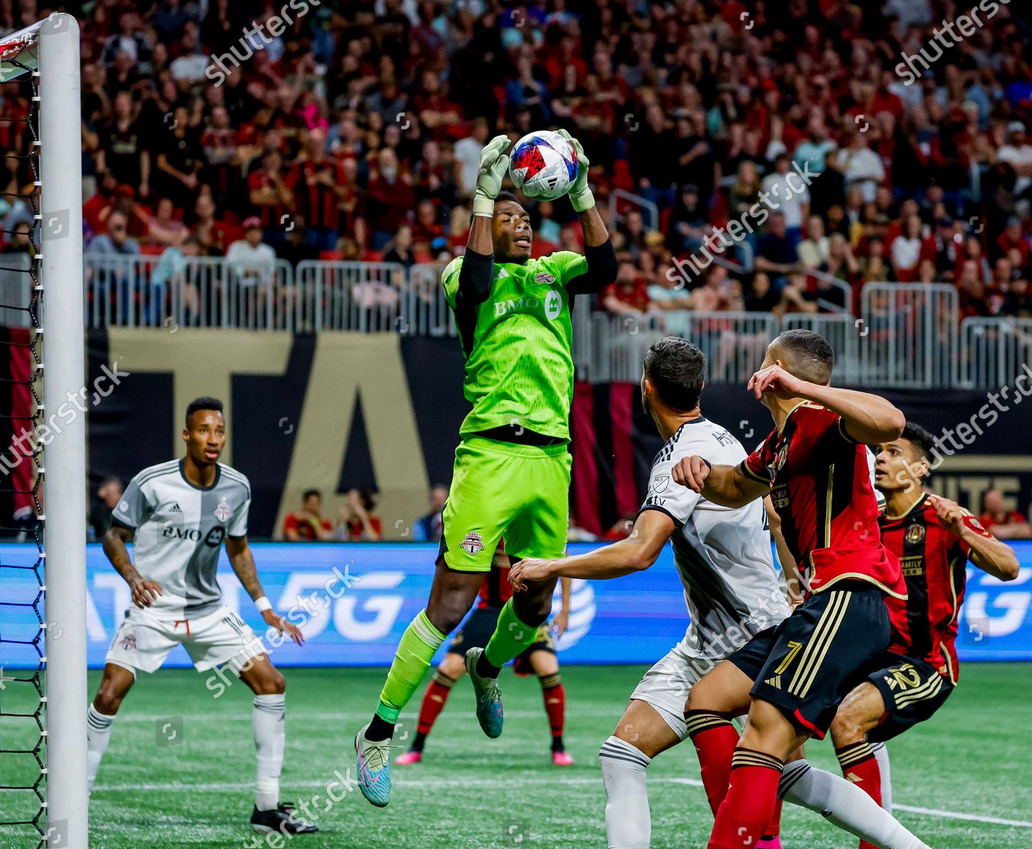 Toronto FC sign U.S. international goalkeeper Sean Johnson